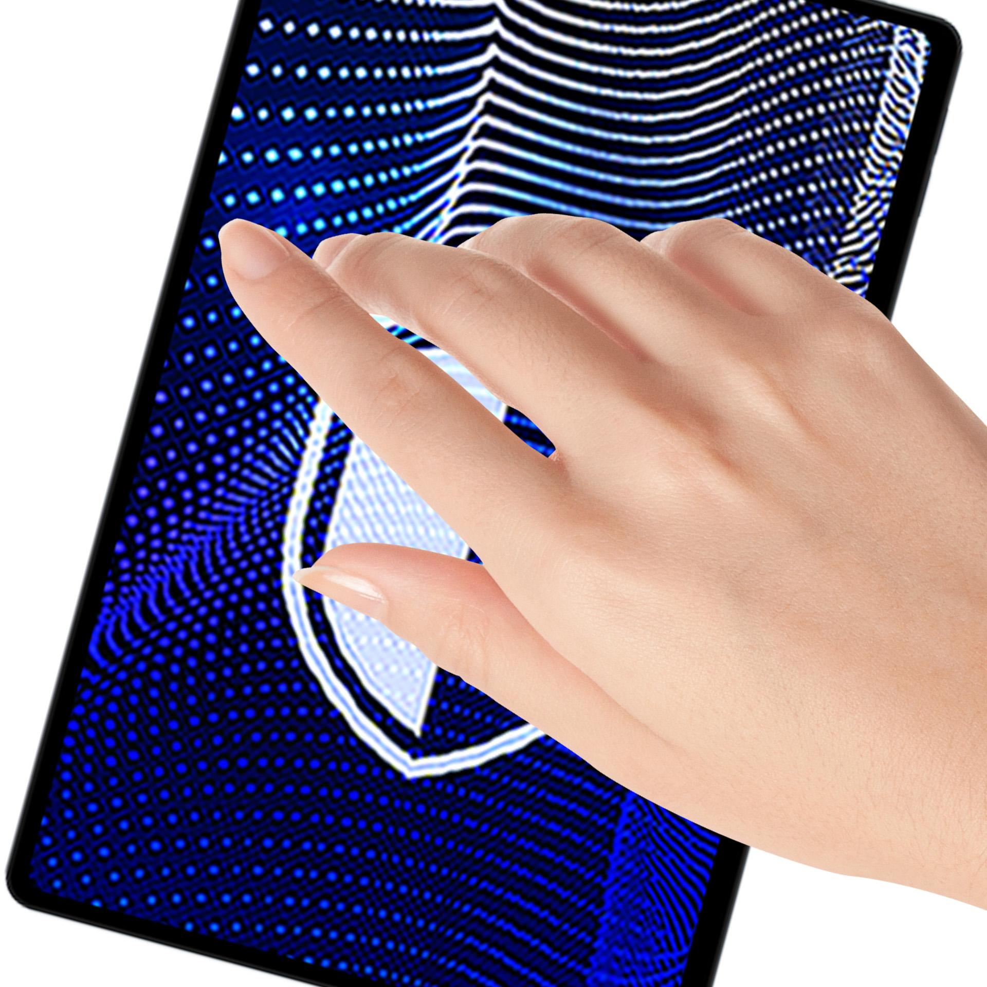 Una mano tocca lo schermo di un tablet. Lo schermo mostra una grafica blu e bianca.