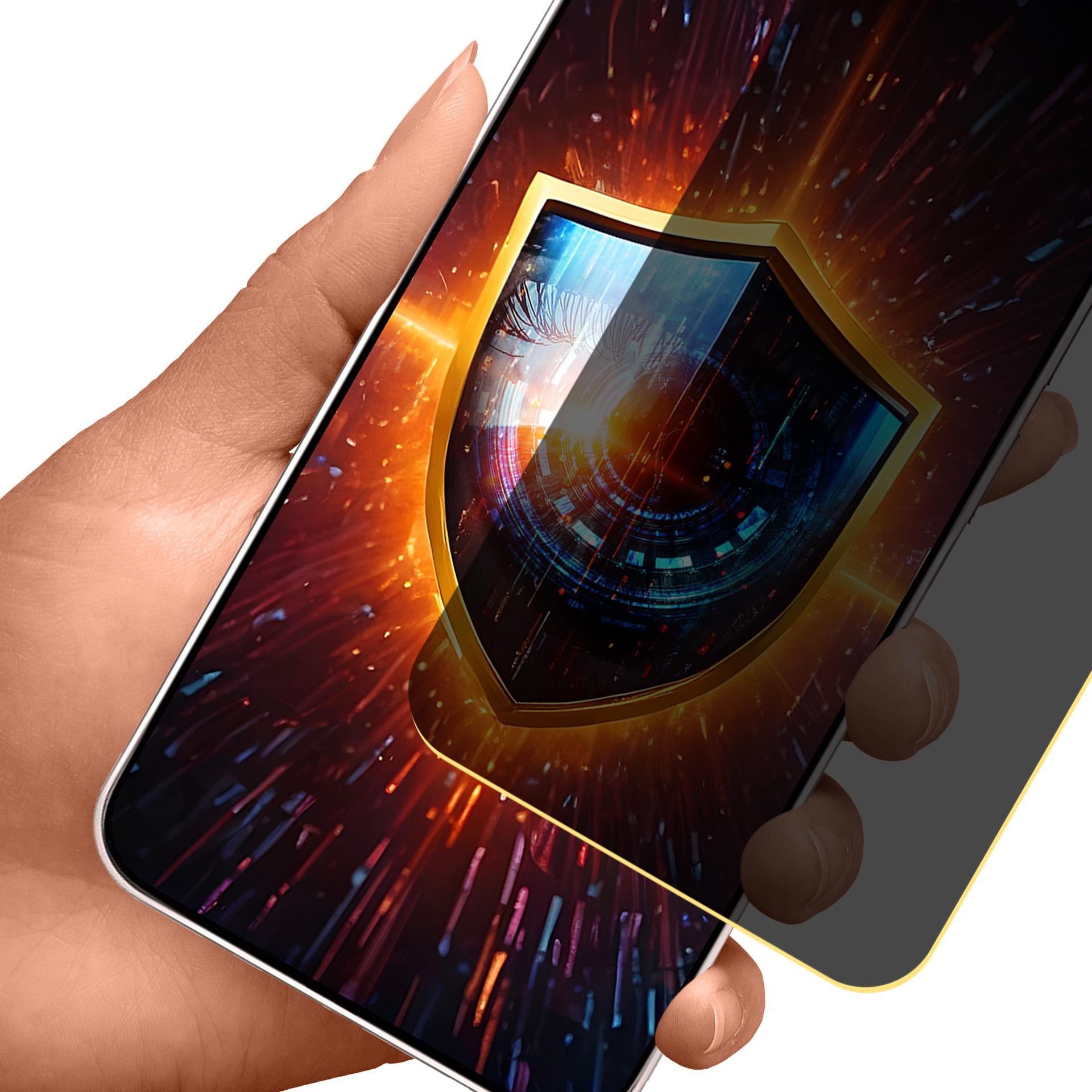 Mano che tiene il telefono con grafica a scudo sullo schermo. Lo scudo è dorato con un design digitale.