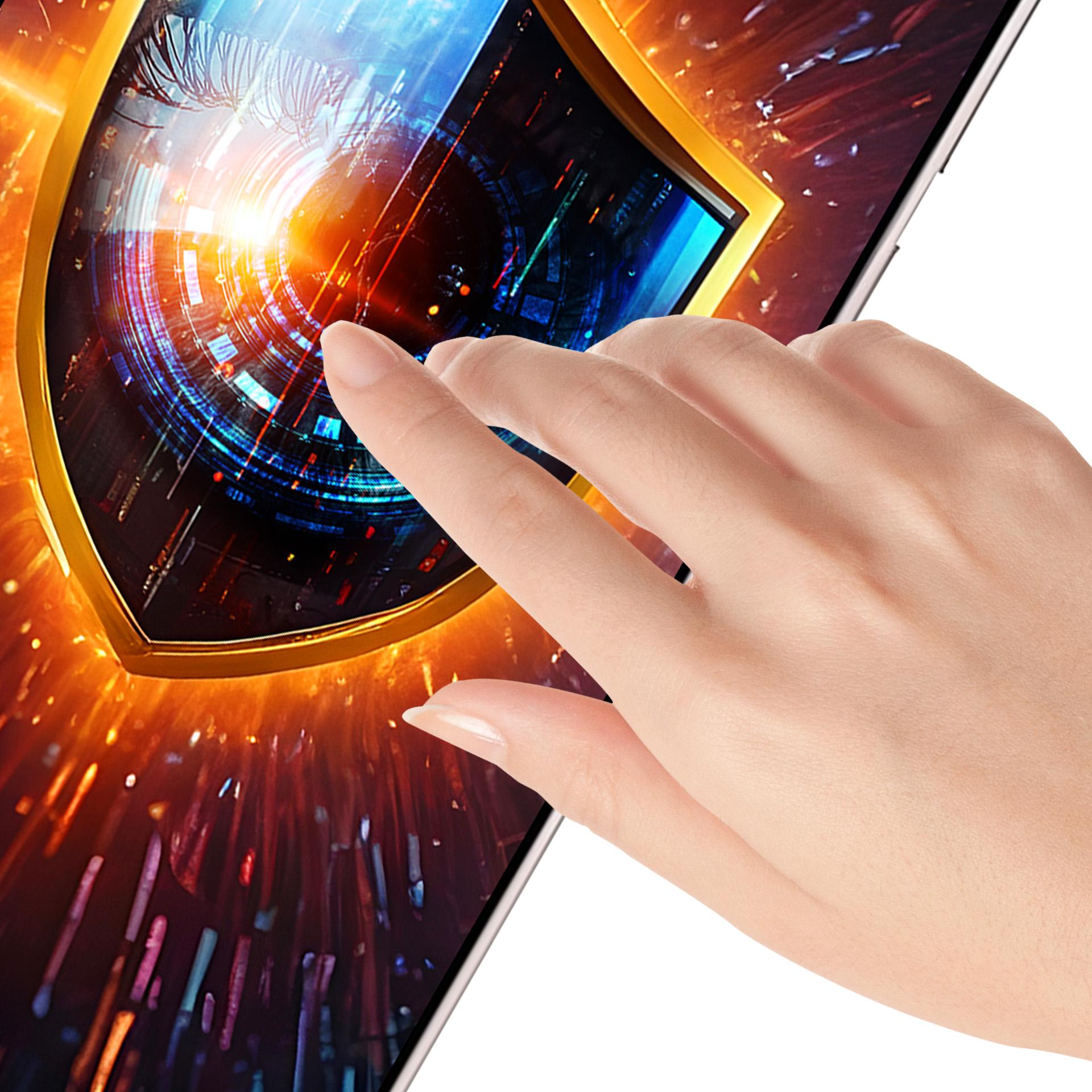 Una mano tocca uno schermo con un design a occhio luminoso. Lo sfondo ha una combinazione di colori arancione e blu.