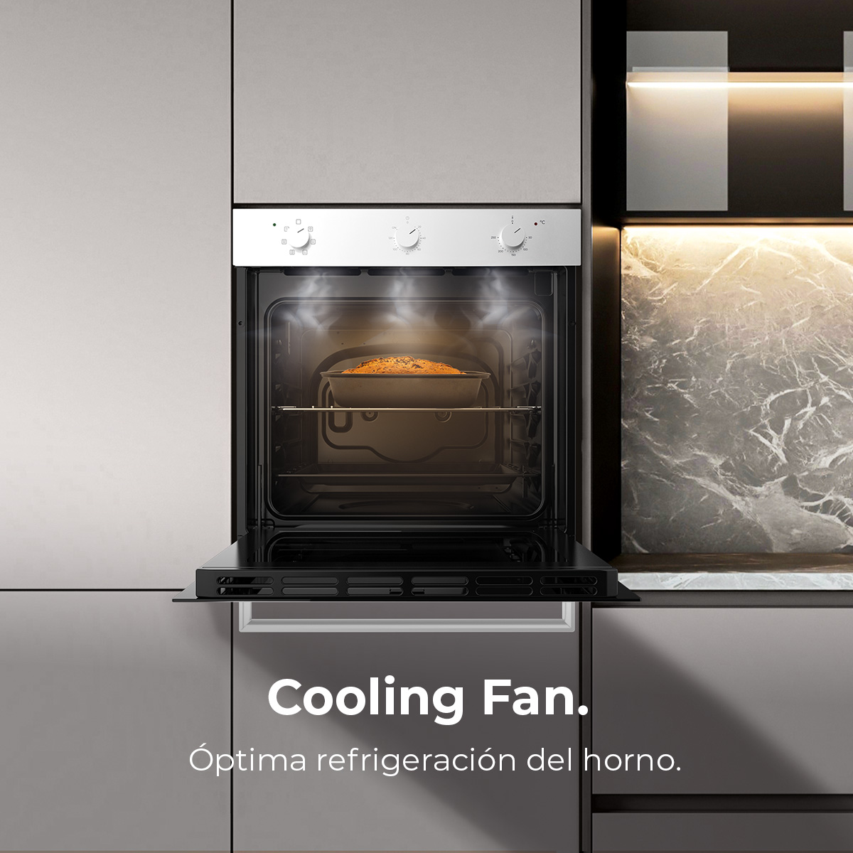 Un forno con la porta aperta, sta cuocendo una torta. Il vapore è visibile. Il forno ha delle manopole. Testo: 'Cooling Fan'.