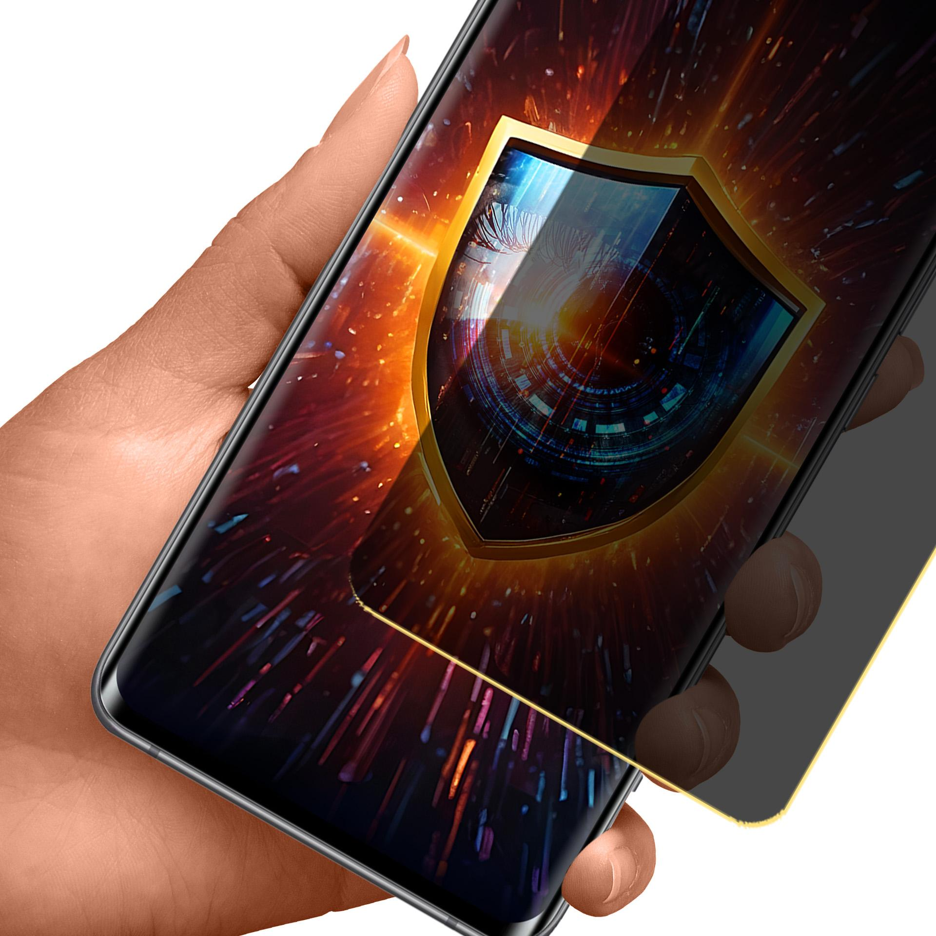 Mano che tiene uno smartphone con una grafica di scudo dorato sullo schermo. Lo sfondo è un'esplosione di luce.