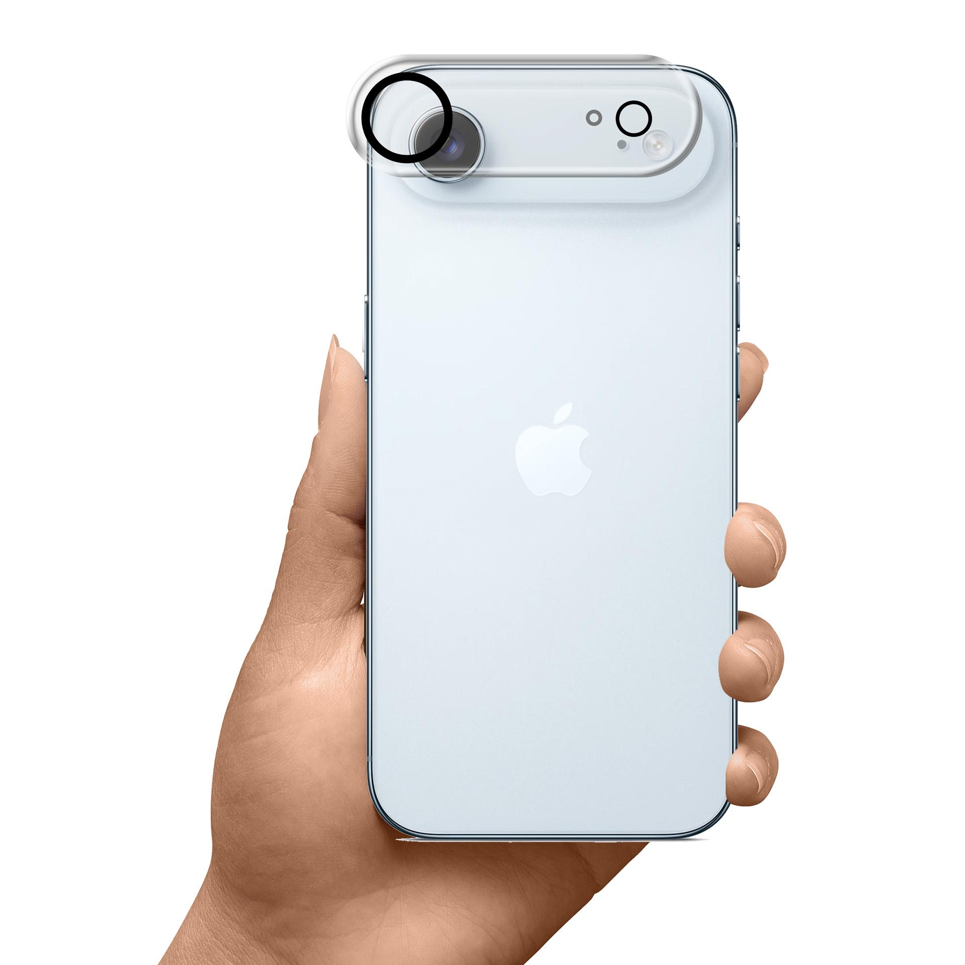 Mano che tiene un iPhone azzurro. Il telefono ha un rigonfiamento della fotocamera con due lenti. Il logo Apple è visibile.