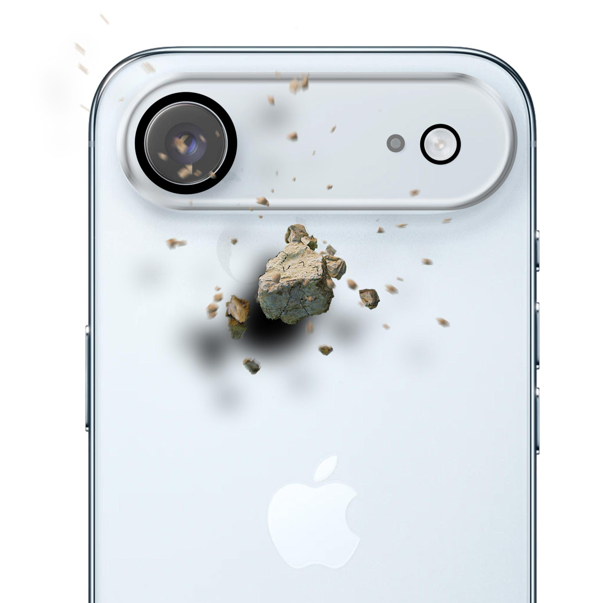Parte posteriore di un telefono bianco con lenti della fotocamera. Una roccia rompe il vetro della fotocamera, con particelle di polvere.