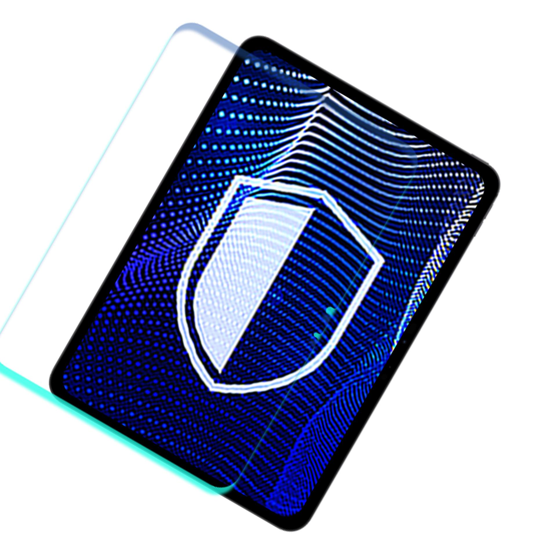 Un tablet mostra un'icona a scudo. Un proteggi schermo è visibile sul lato sinistro. Lo sfondo è bianco.