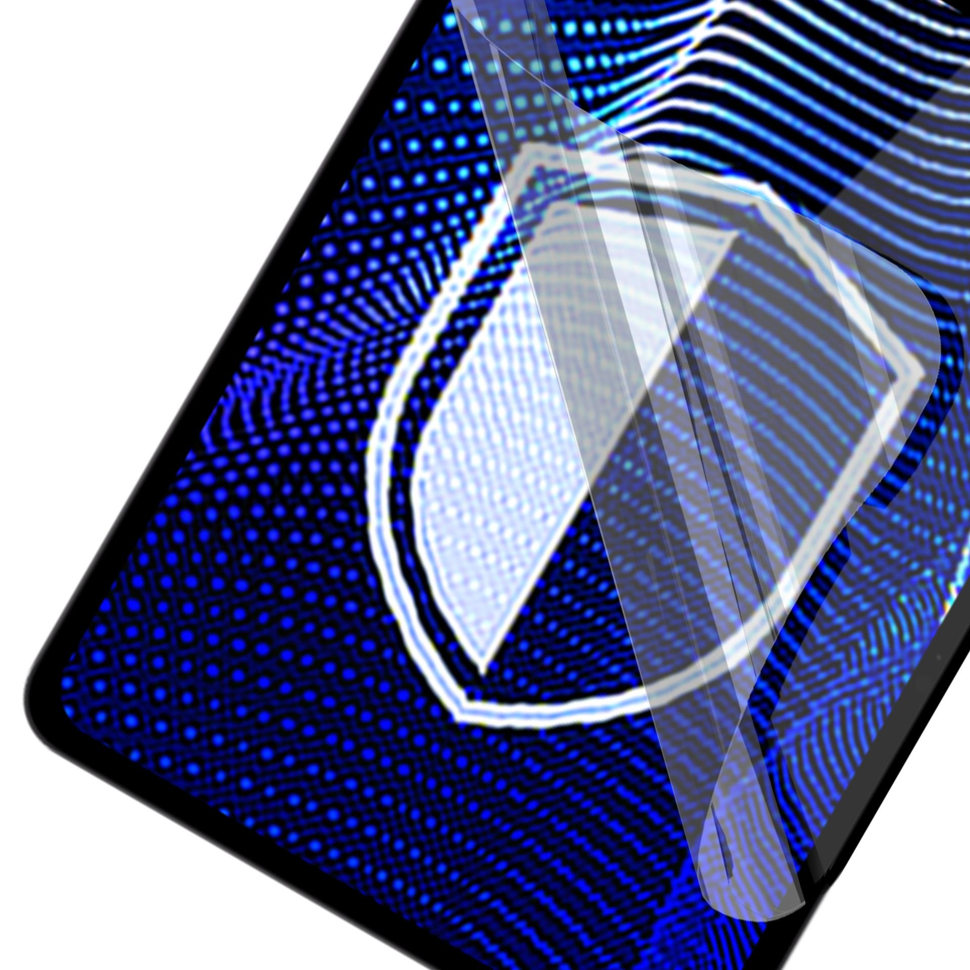 Un proteggi schermo per telefono con un design a scudo, su uno sfondo blu a motivi. Il telefono è nero.