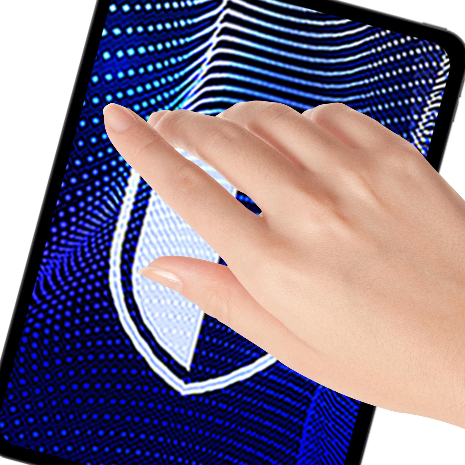 Una mano tocca lo schermo di un tablet. Lo schermo mostra un disegno di scudo blu con uno sfondo a punti.