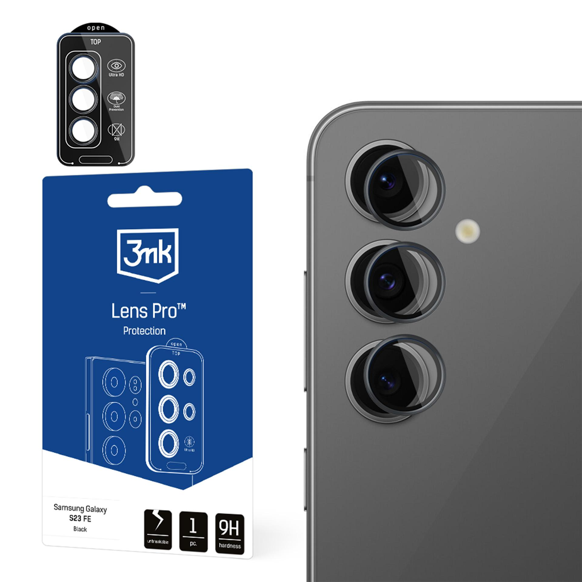 L'immagine mostra una protezione per l'obiettivo della fotocamera di un telefono e un telefono con tre obiettivi. La protezione è per un Samsung S23 FE.