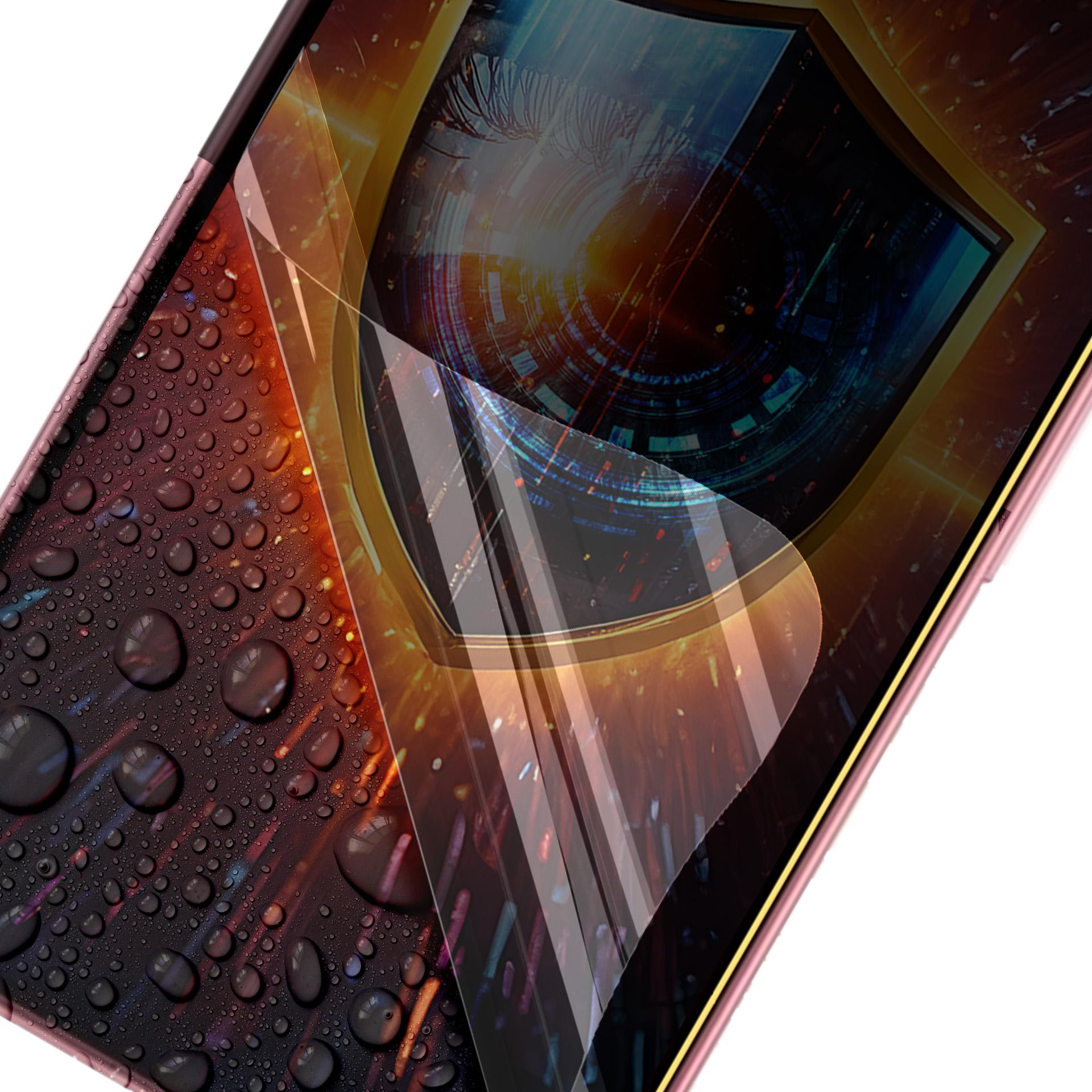 Un telefono con protezione schermo. Goccioline d'acqua ricoprono la superficie. Sfondo astratto con riflessi di luce.