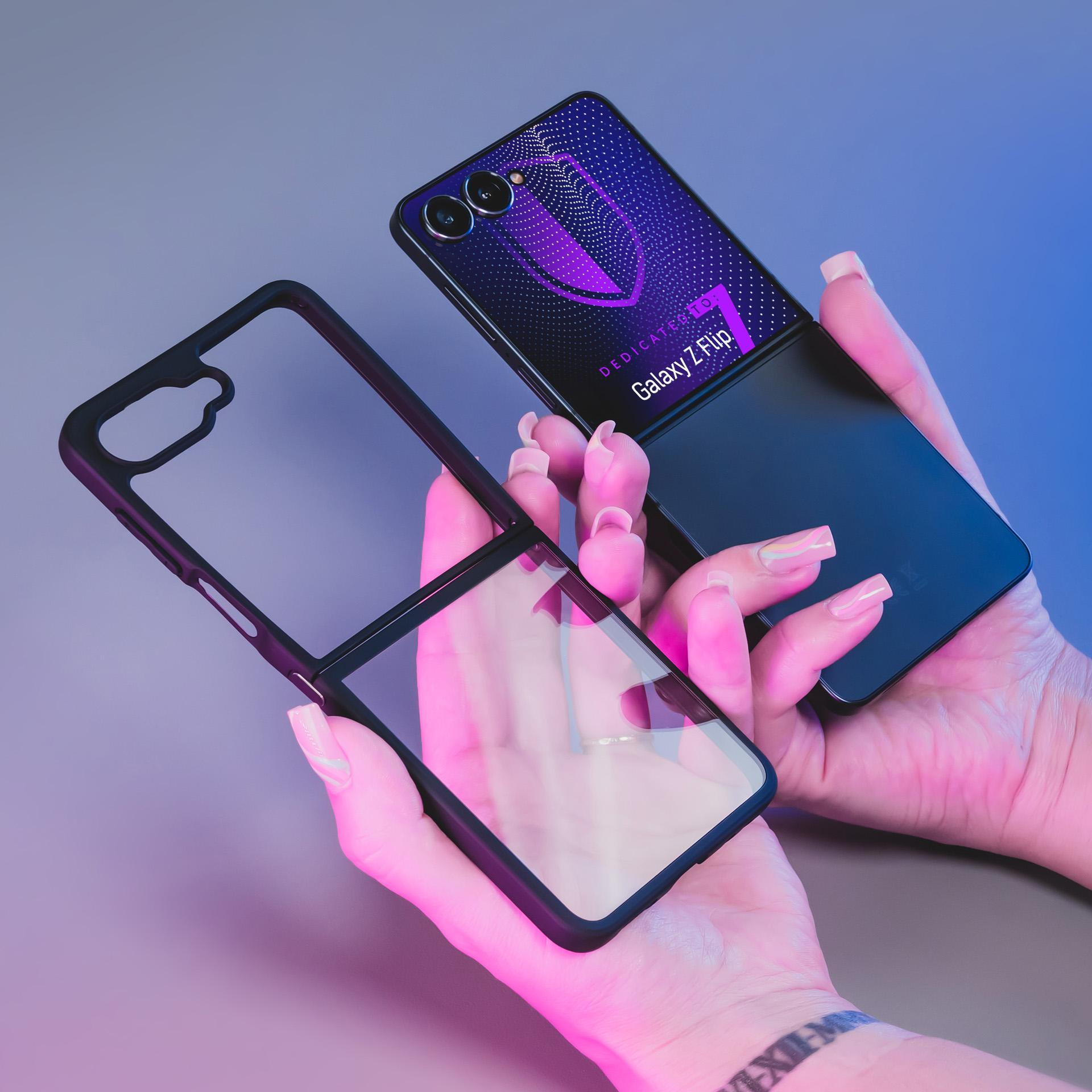 Dłonie trzymające telefon Galaxy Z Flip i etui. Telefon ma fioletowy ekran z napisem Dedykowane dla: Galaxy Z Flip.