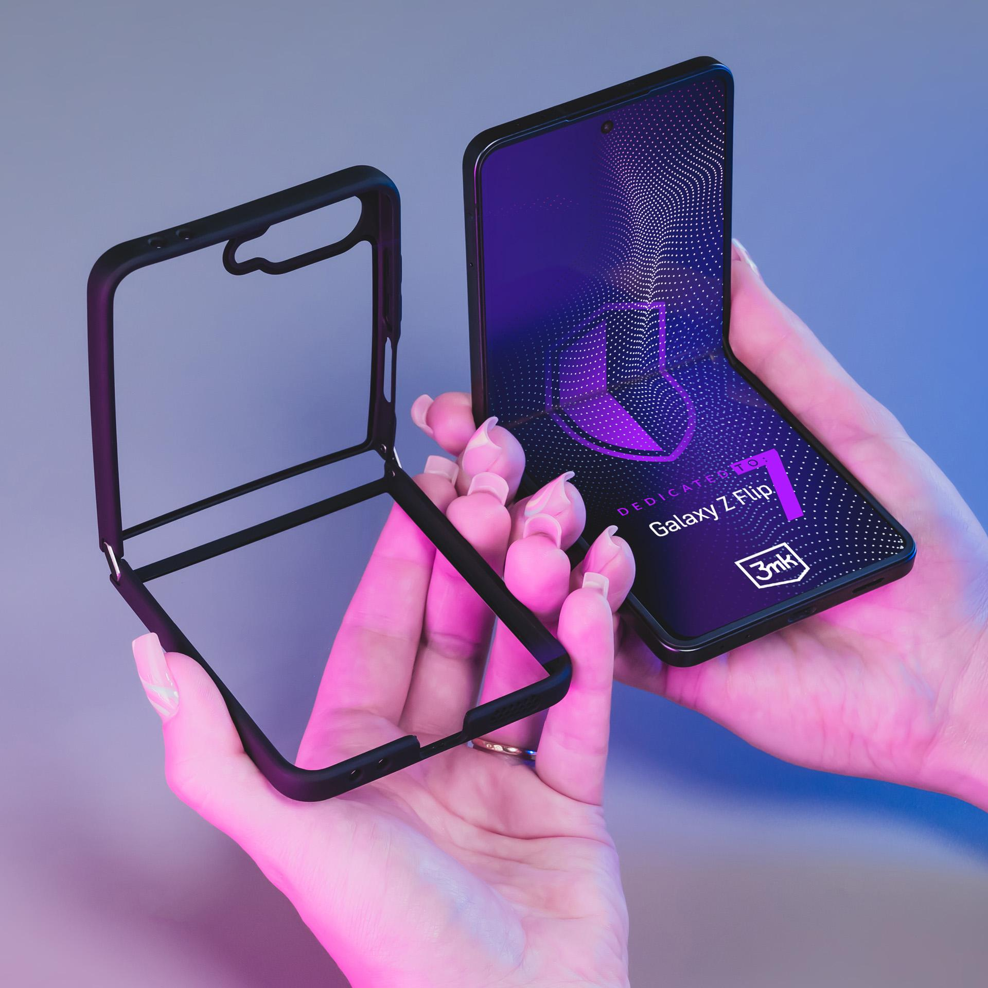 Etui i telefon są trzymane. Telefon jest otwarty, wyświetla grafikę. Dłonie, tło.