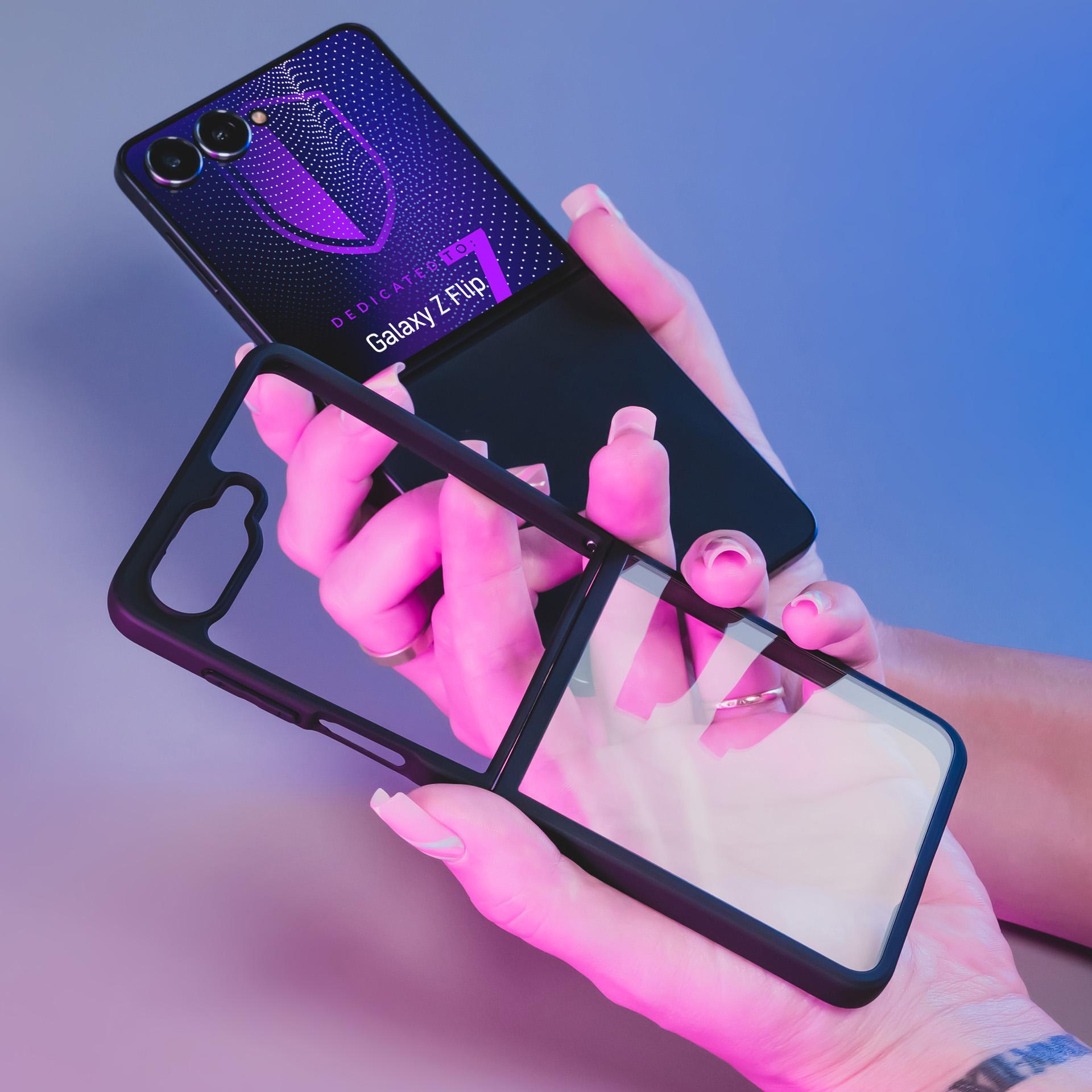Dłonie trzymające czarny telefon Galaxy Z Flip i etui. Fioletowe i niebieskie tło. Ekran telefonu wyświetla wzór.