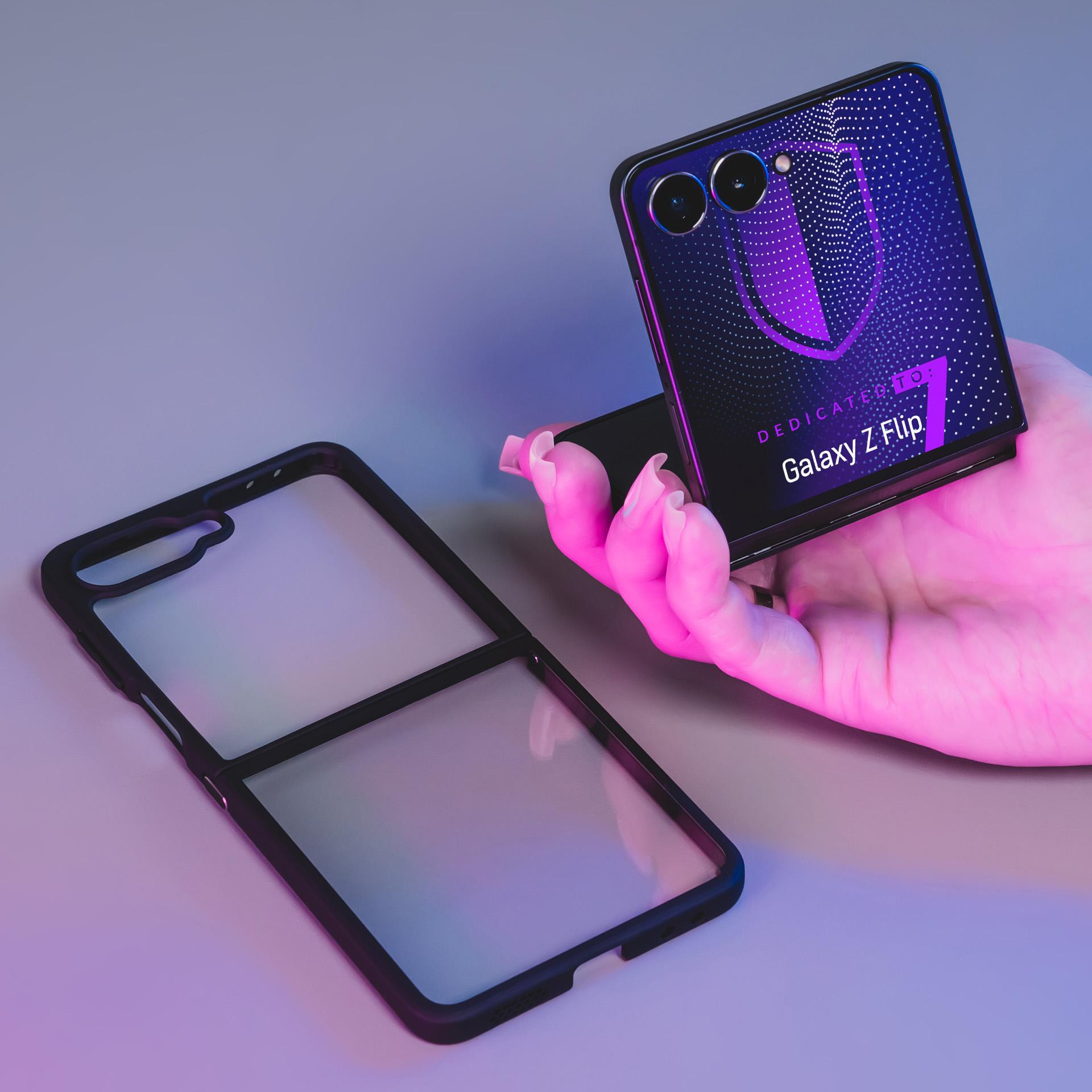 Ręka trzyma Galaxy Z Flip. Telefon jest otwarty, pokazując design. Etui na telefon jest w pobliżu. Fioletowe i niebieskie oświetlenie.