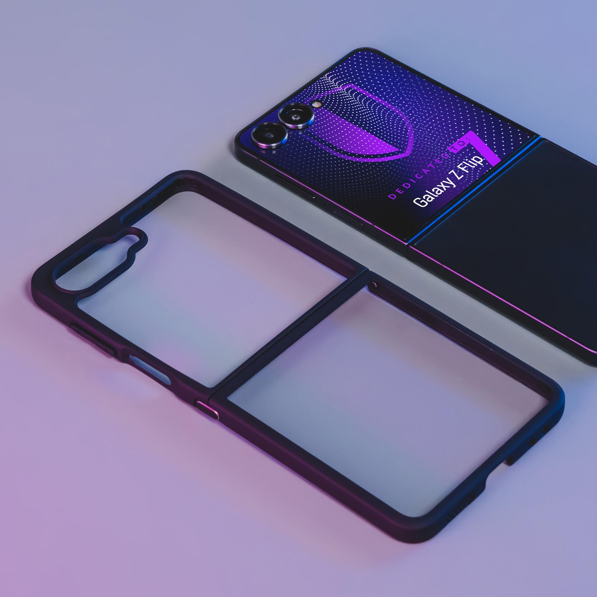 Telefon Galaxy Z Flip i etui na białej powierzchni. Telefon jest niebieski i fioletowy. Etui jest czarne.
