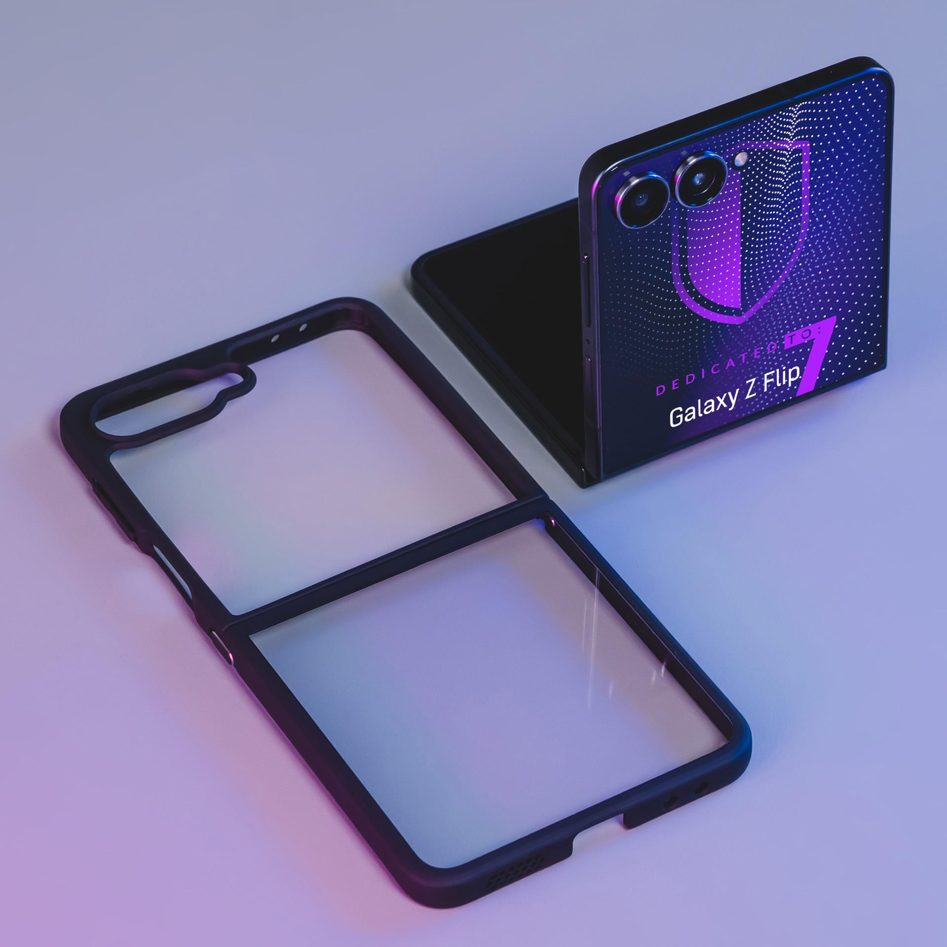 Telefon Galaxy Z Flip i etui leżą na powierzchni. Telefon jest otwarty, a etui oddzielone. Fioletowe i niebieskie oświetlenie.