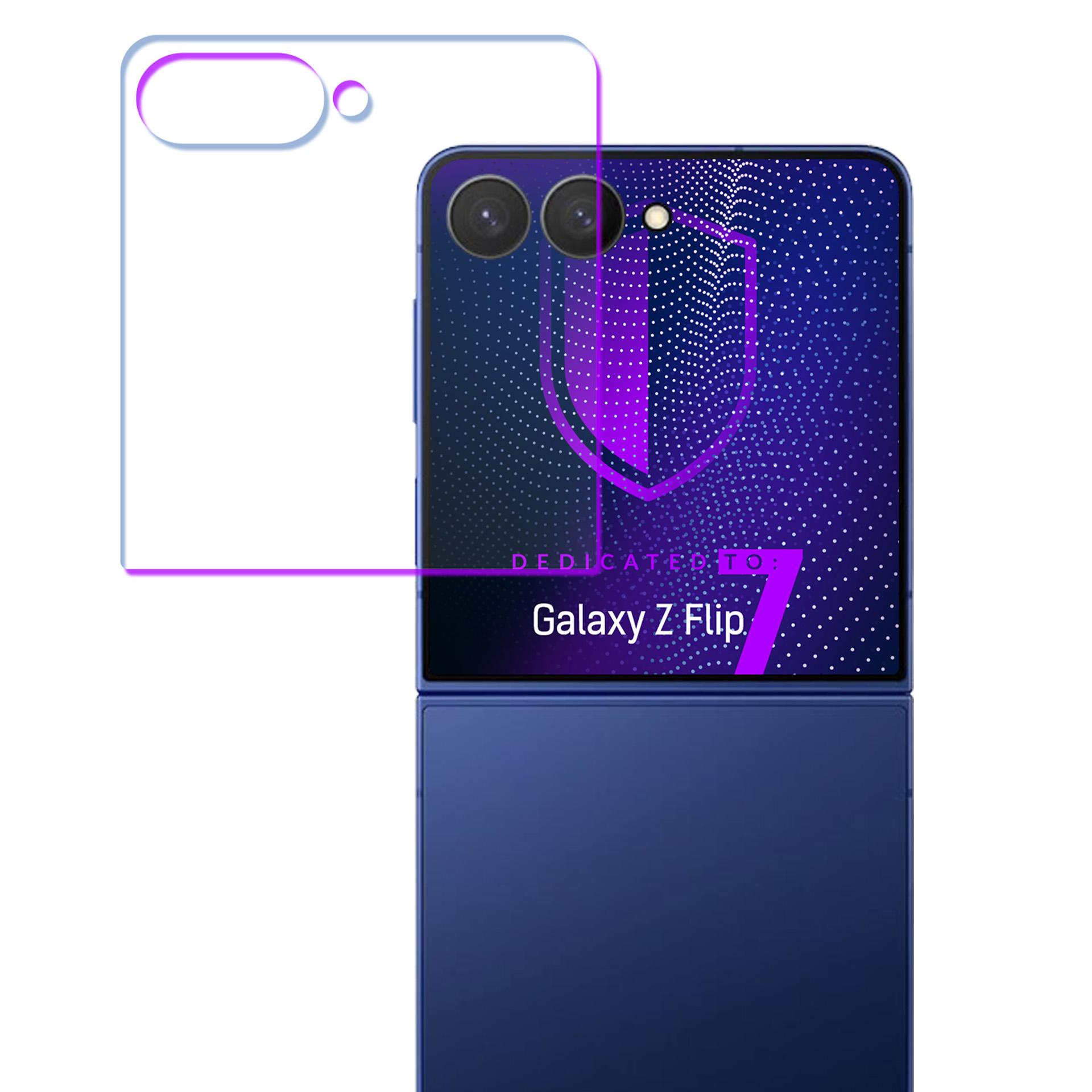 Un telefono blu Galaxy Z Flip con un design viola, un contorno di protezione dello schermo e il testo dedicato a Galaxy Z Flip.