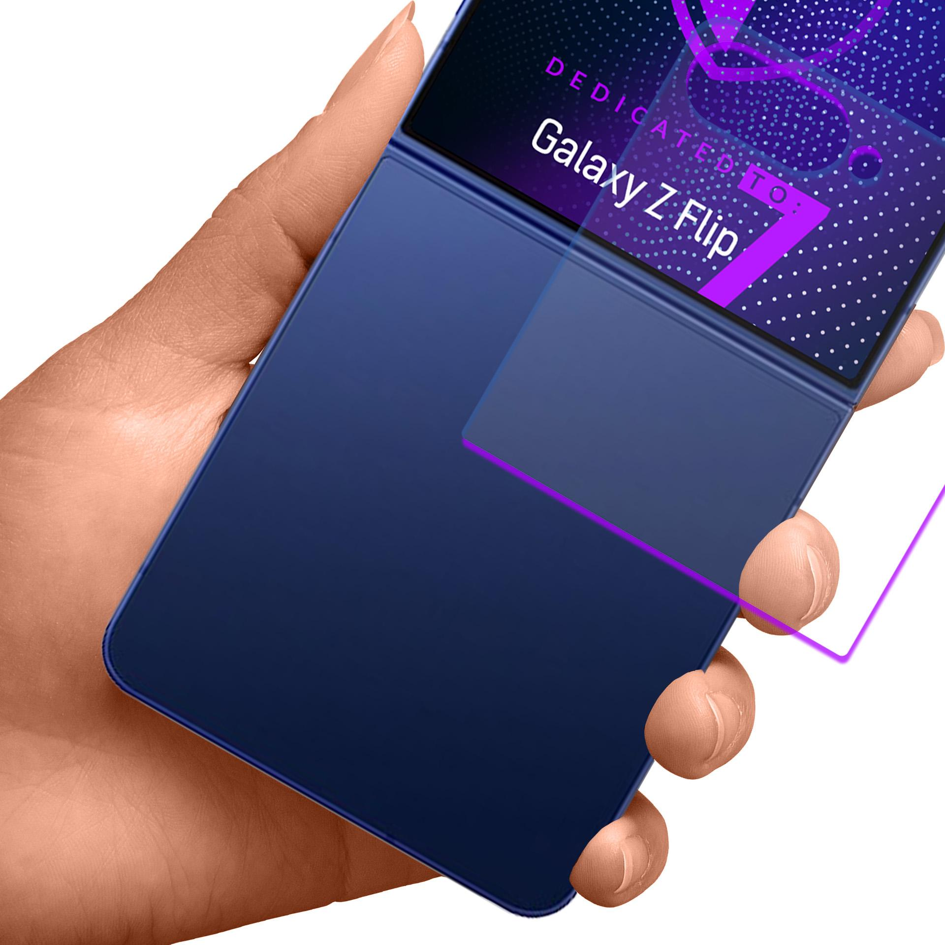Una mano tiene un telefono blu Galaxy Z Flip. Lo schermo mostra del testo e un contorno viola è visibile.