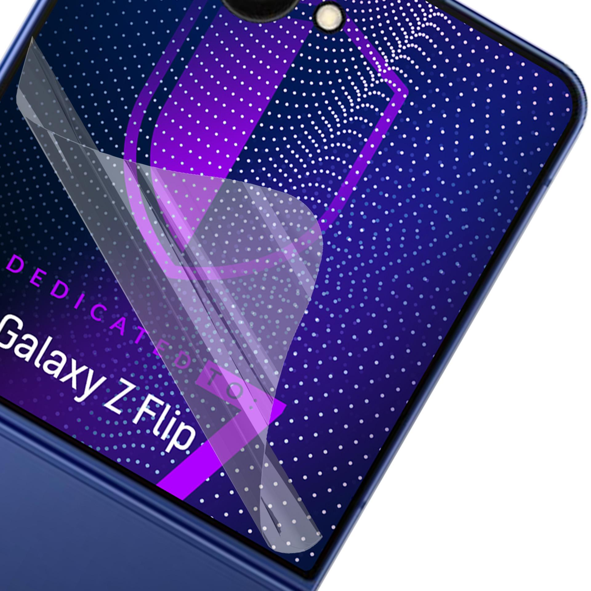 Una protezione per lo schermo su un telefono blu. La protezione si sta staccando, rivelando un disegno sul telefono.