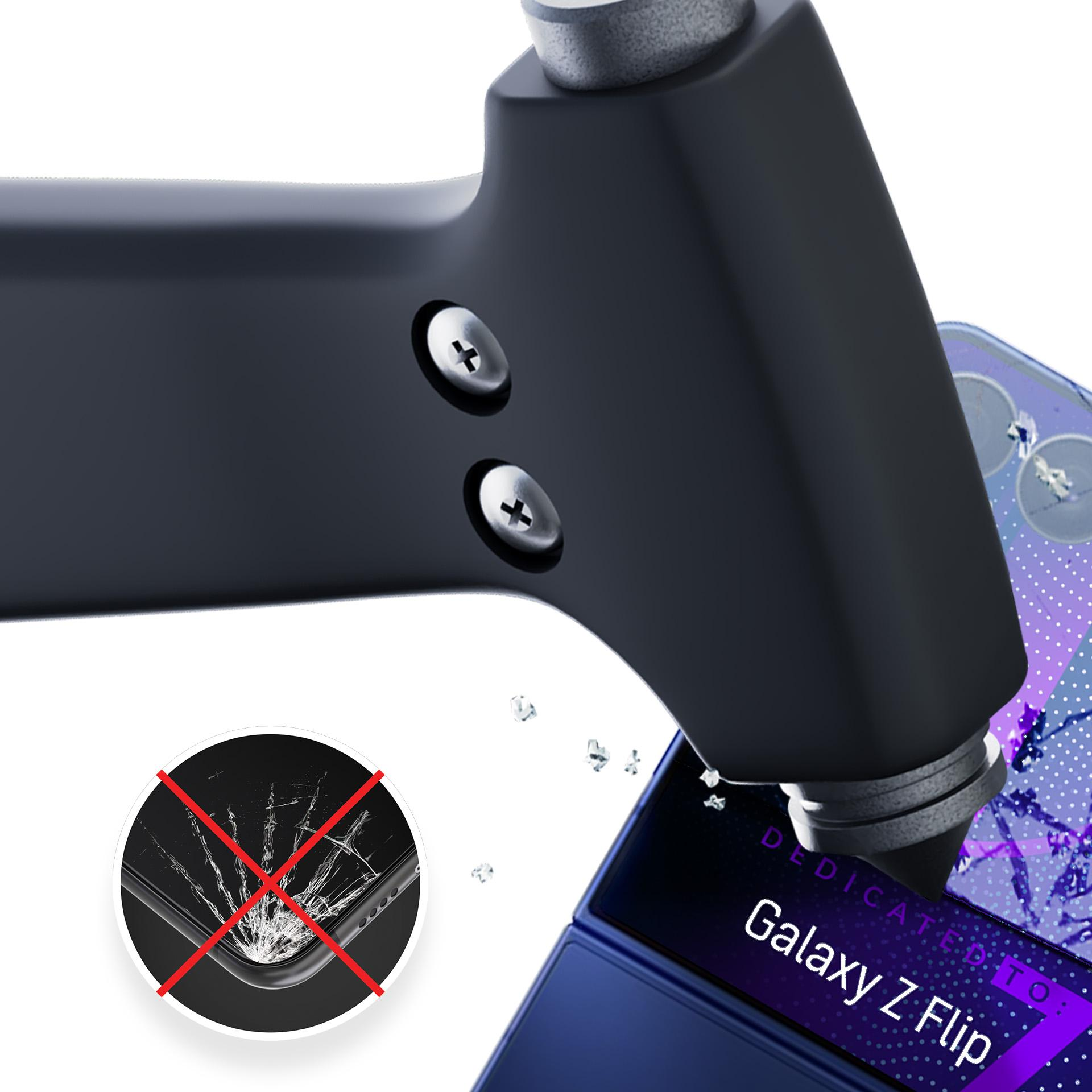 Un martello sta per colpire un telefono Galaxy Z Flip. Il telefono è blu e presenta la scritta 'Galaxy Z Flip'.