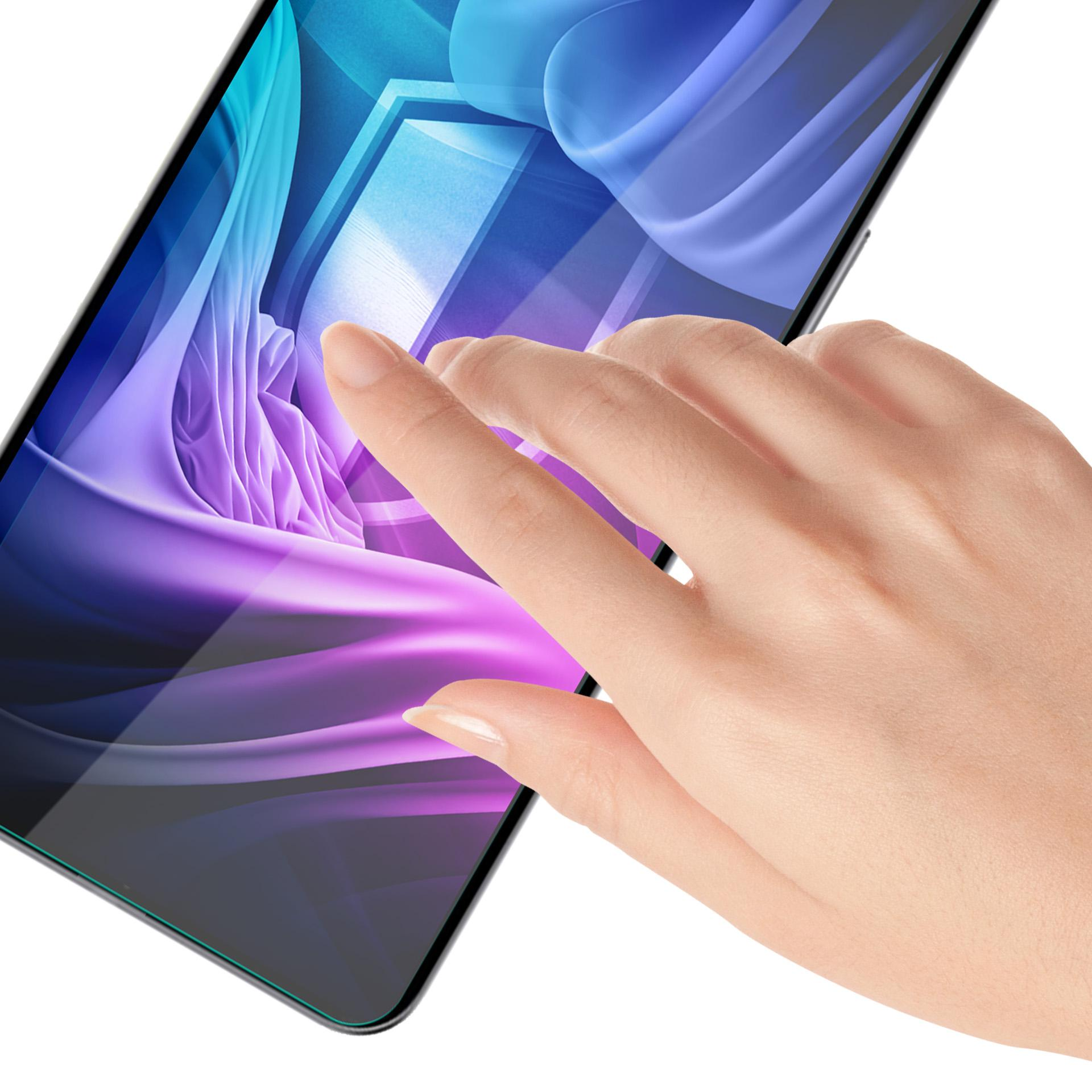 Una mano tocca lo schermo di un telefono. Lo schermo mostra un design astratto viola e blu. Sfondo bianco.