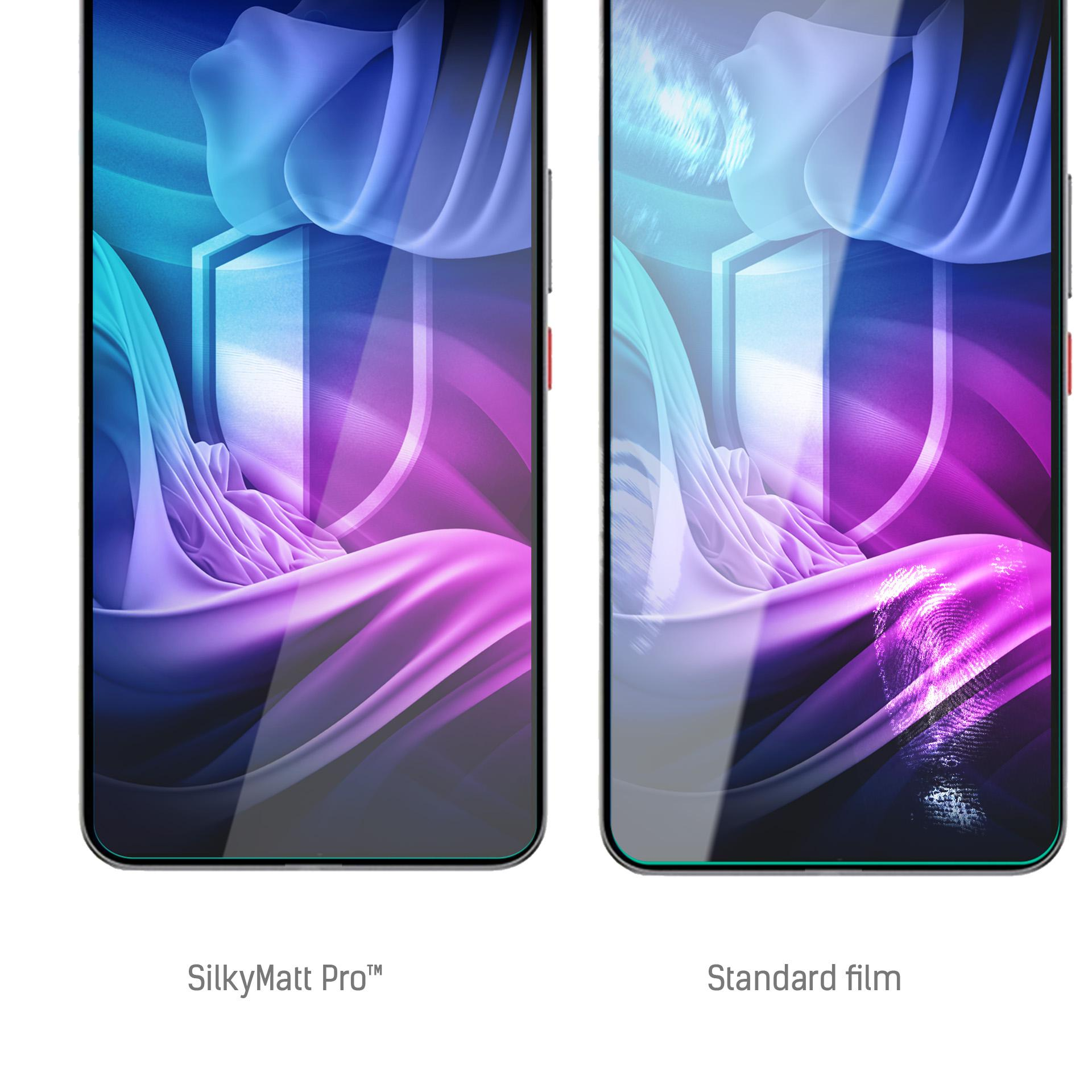 Vengono mostrati due telefoni, uno con pellicola SilkyMatt Pro, l'altro con pellicola standard. Entrambi i telefoni mostrano arte astratta.