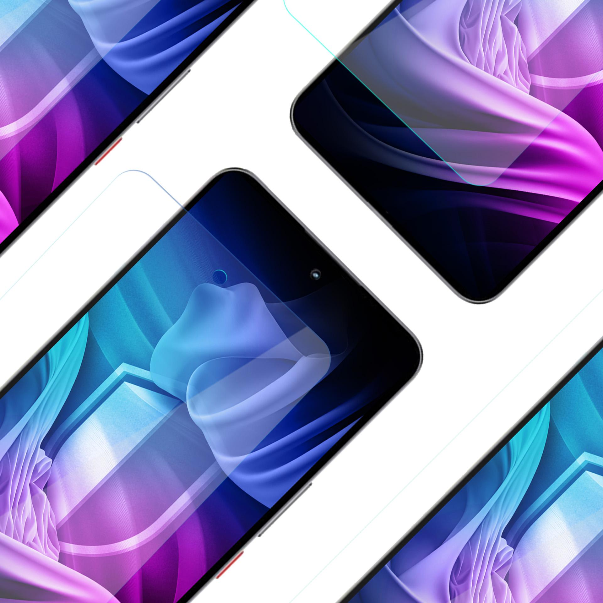 Primo piano di quattro smartphone con protezioni schermo. Design astratto: viola, blu e bianco.