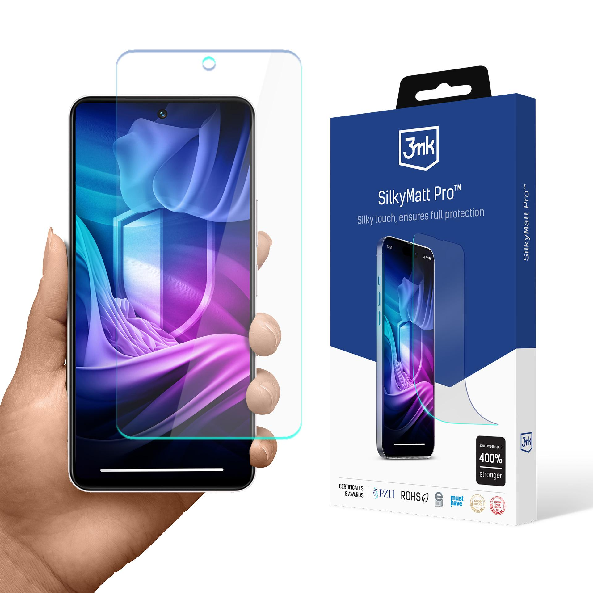 Una mano tiene un telefono con una protezione per lo schermo accanto a una scatola. La scatola pubblicizza SilkyMatt Pro.