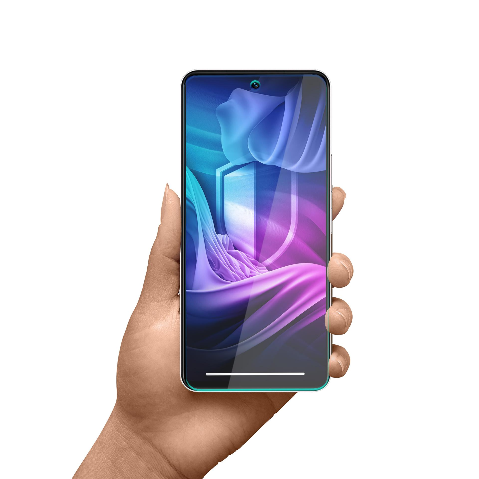 Una mano tiene uno smartphone con una grafica a scudo sullo schermo. Lo sfondo è bianco.