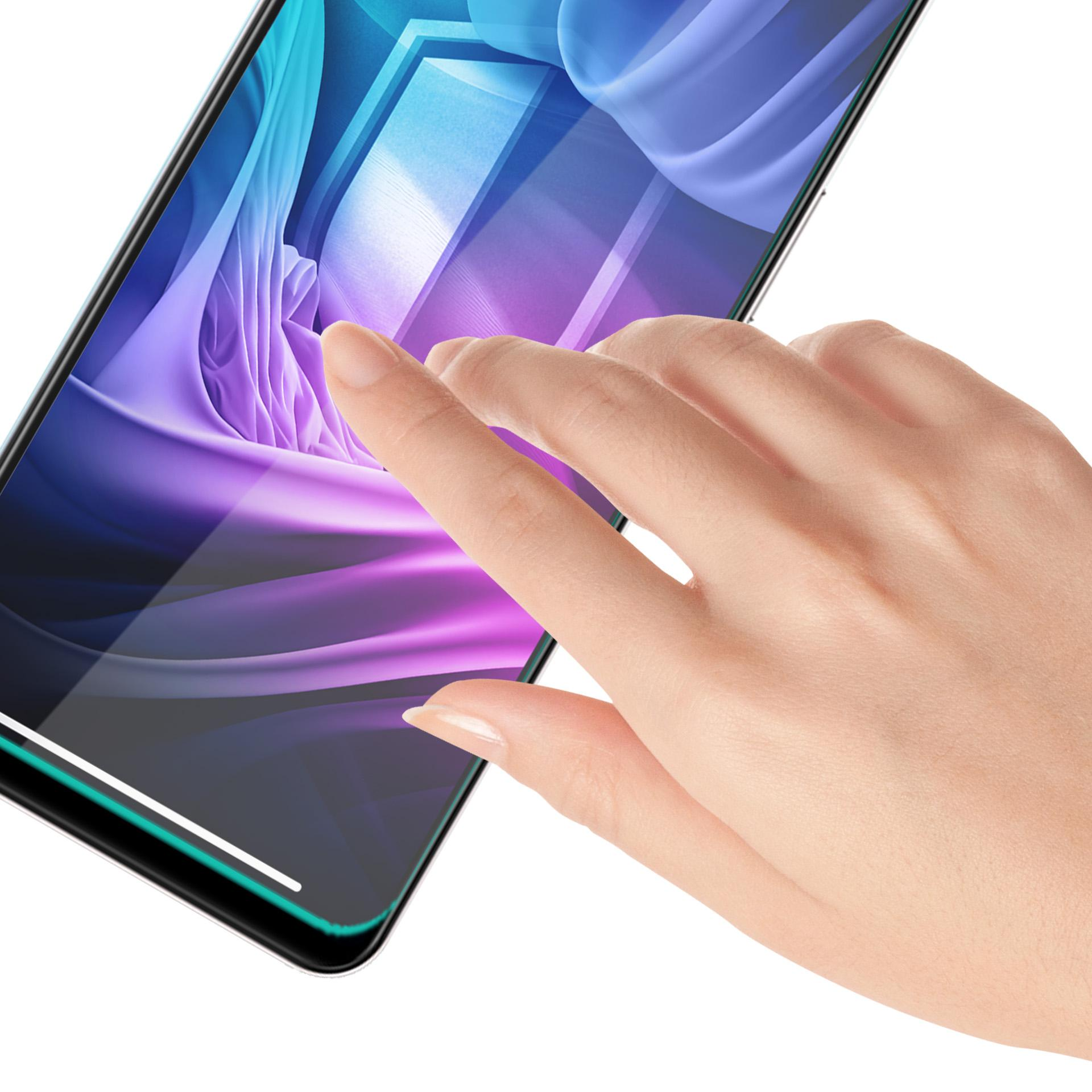 Una mano tocca lo schermo di un telefono. Lo schermo mostra forme astratte viola e blu. Sfondo bianco.