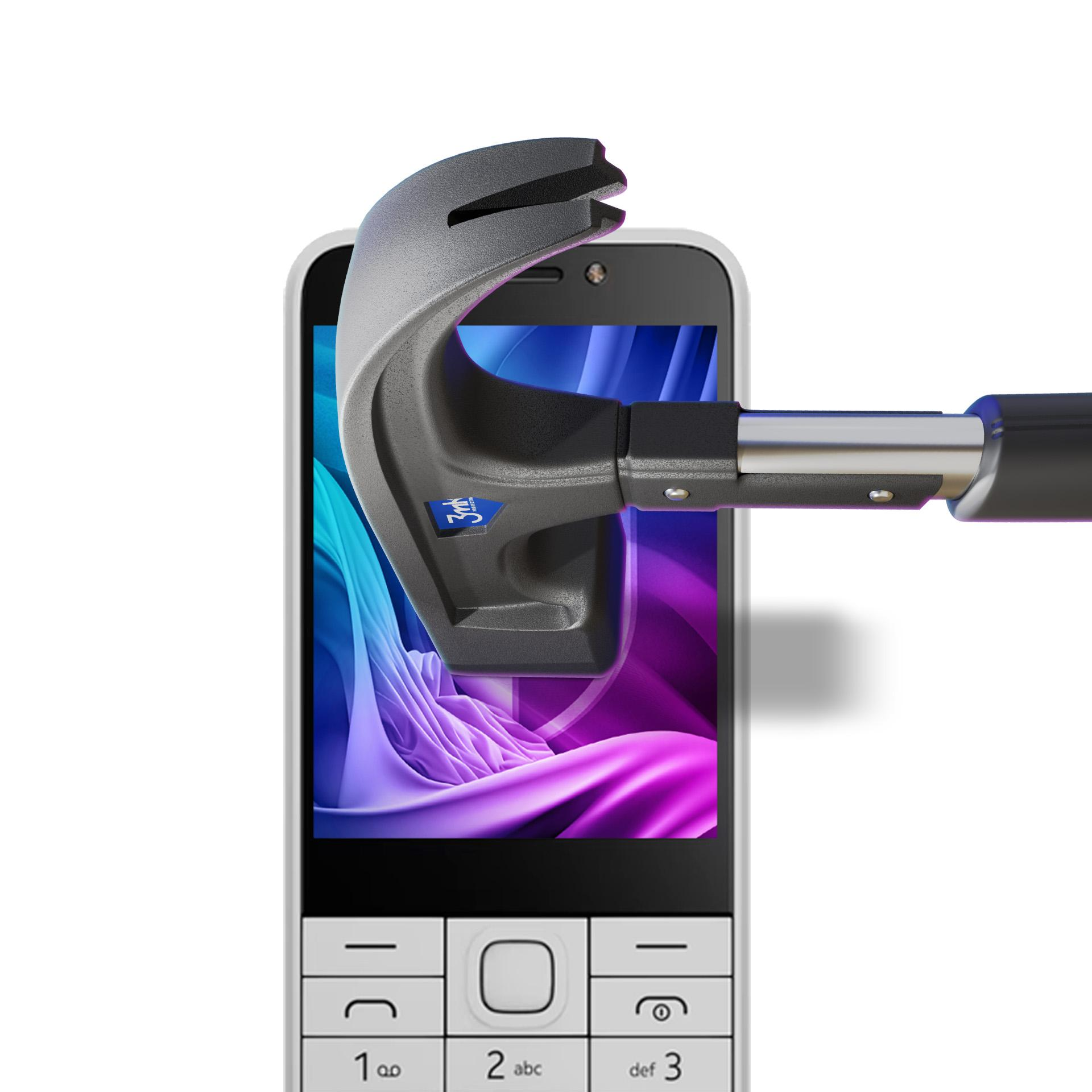 Un telefono viene martellato con un piede di porco. Il telefono ha uno sfondo colorato. Sfondo bianco.