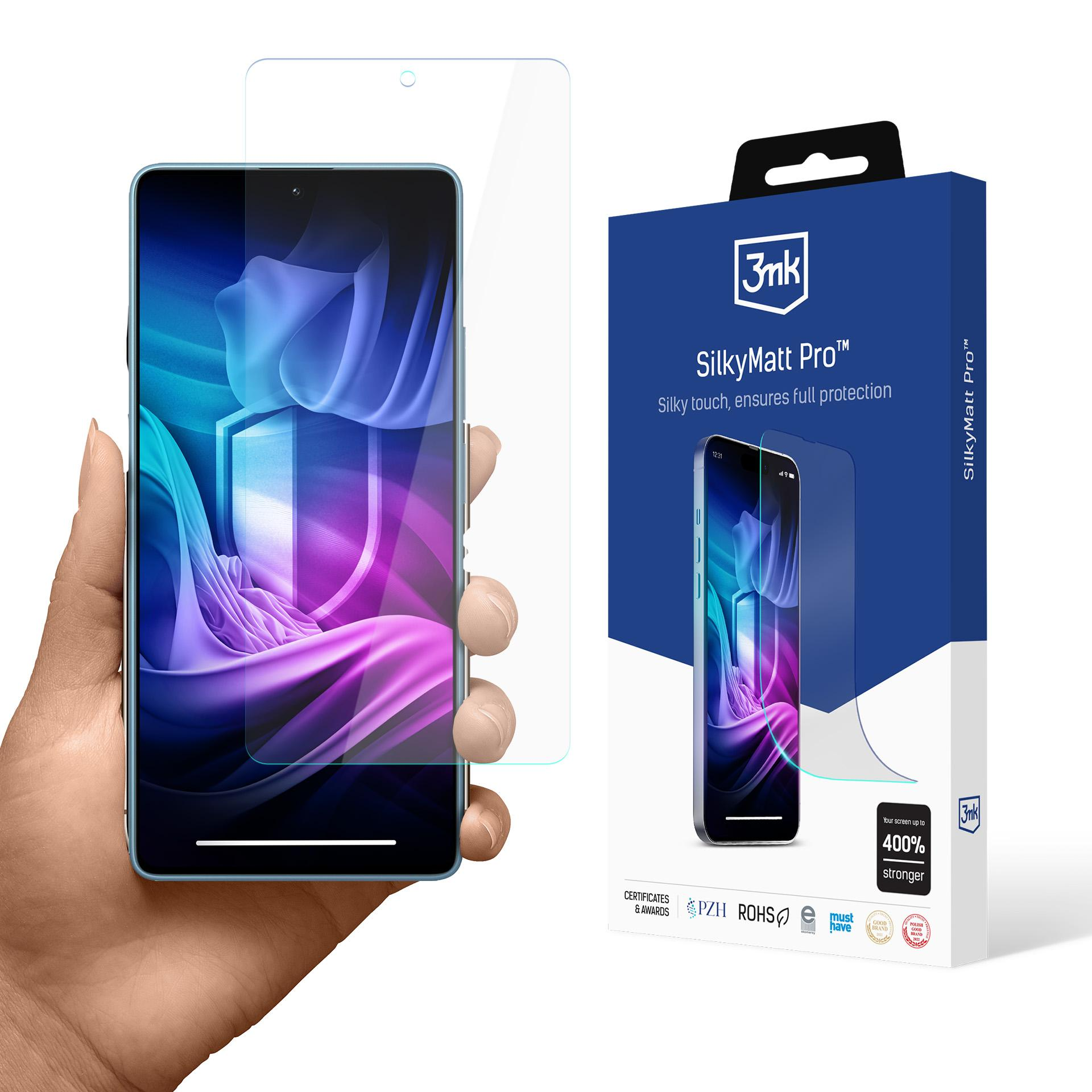 Una mano tiene un telefono con protezione schermo. Una scatola mostra la protezione con il testo 'SilkyMatt Pro'.