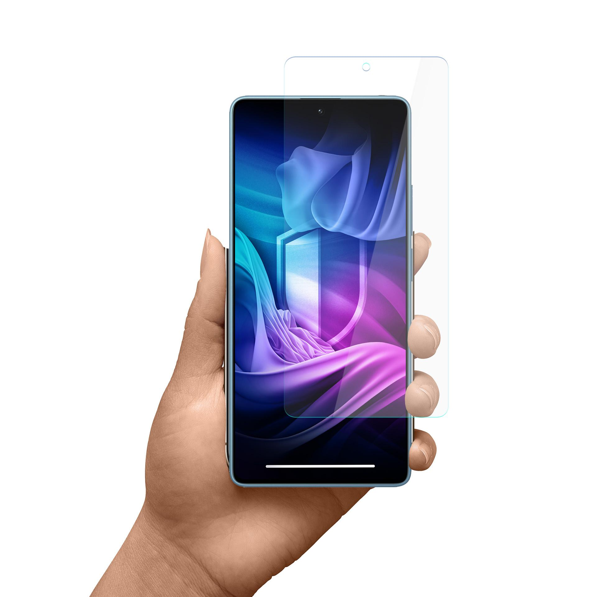 Mano che tiene uno smartphone con una protezione per lo schermo. Il telefono mostra un'immagine astratta blu e viola.