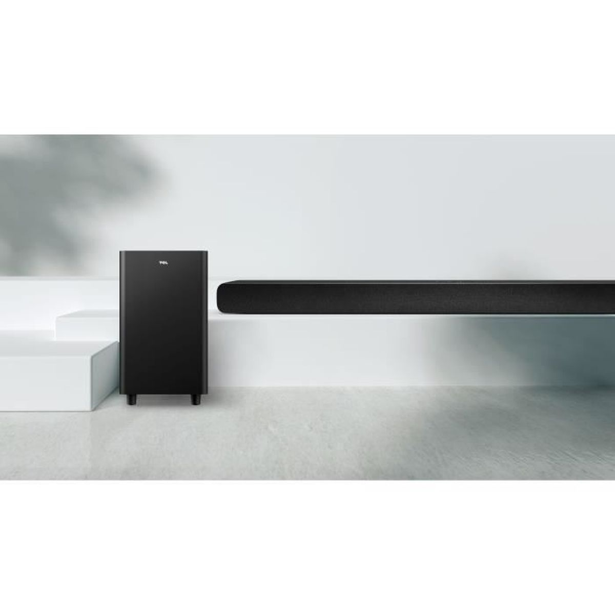 Czarny soundbar i subwoofer na białej powierzchni. Soundbar jest długi i cienki, subwoofer to wysoki prostokąt.