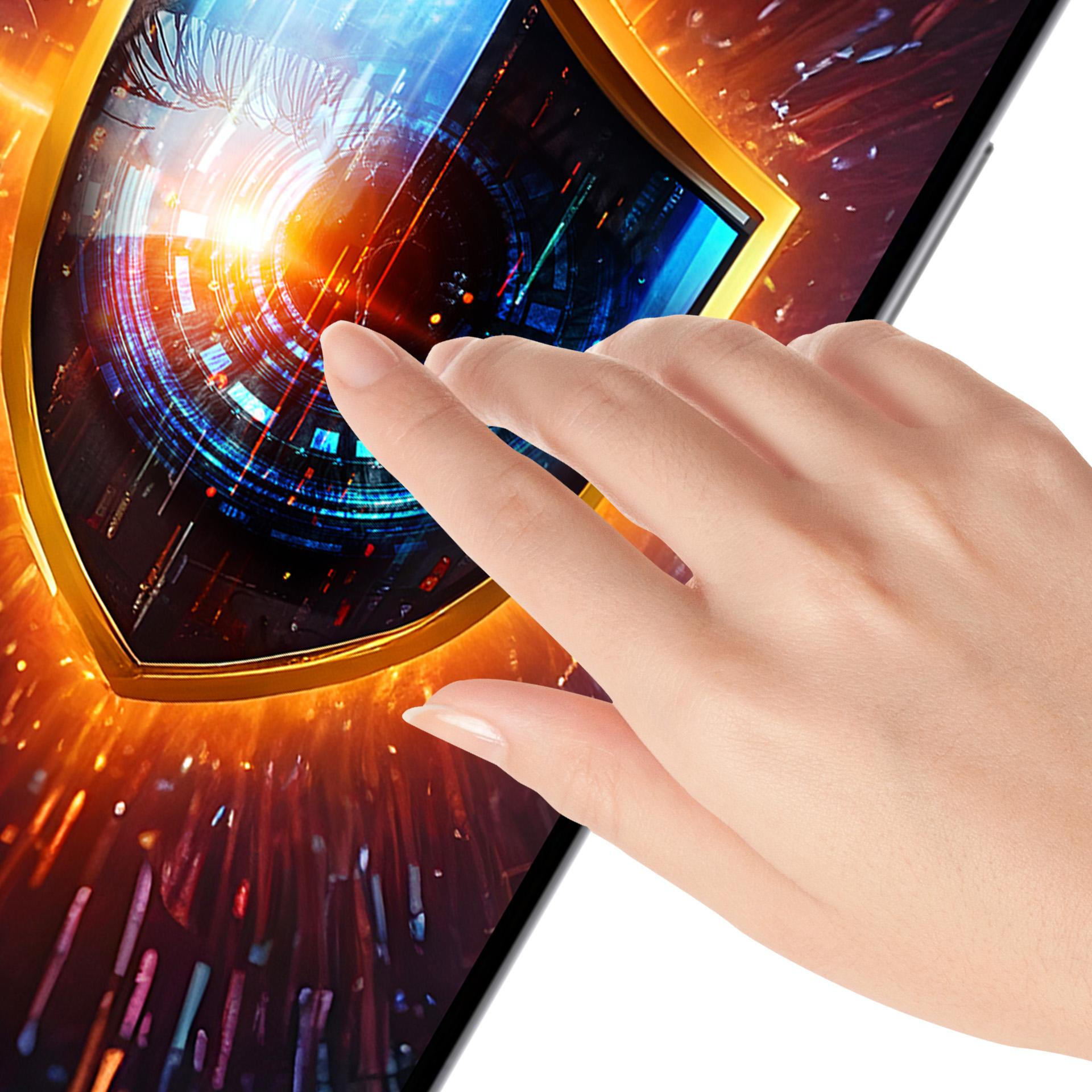 Una mano tocca uno schermo che mostra un design a scudo con uno sfondo digitale e luminoso.