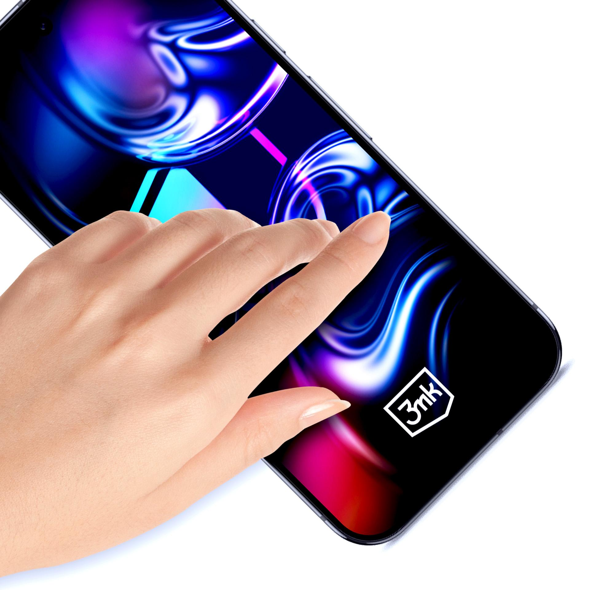 Una mano tocca lo schermo di un telefono con uno sfondo astratto colorato. Lo schermo ha un logo 3mk.