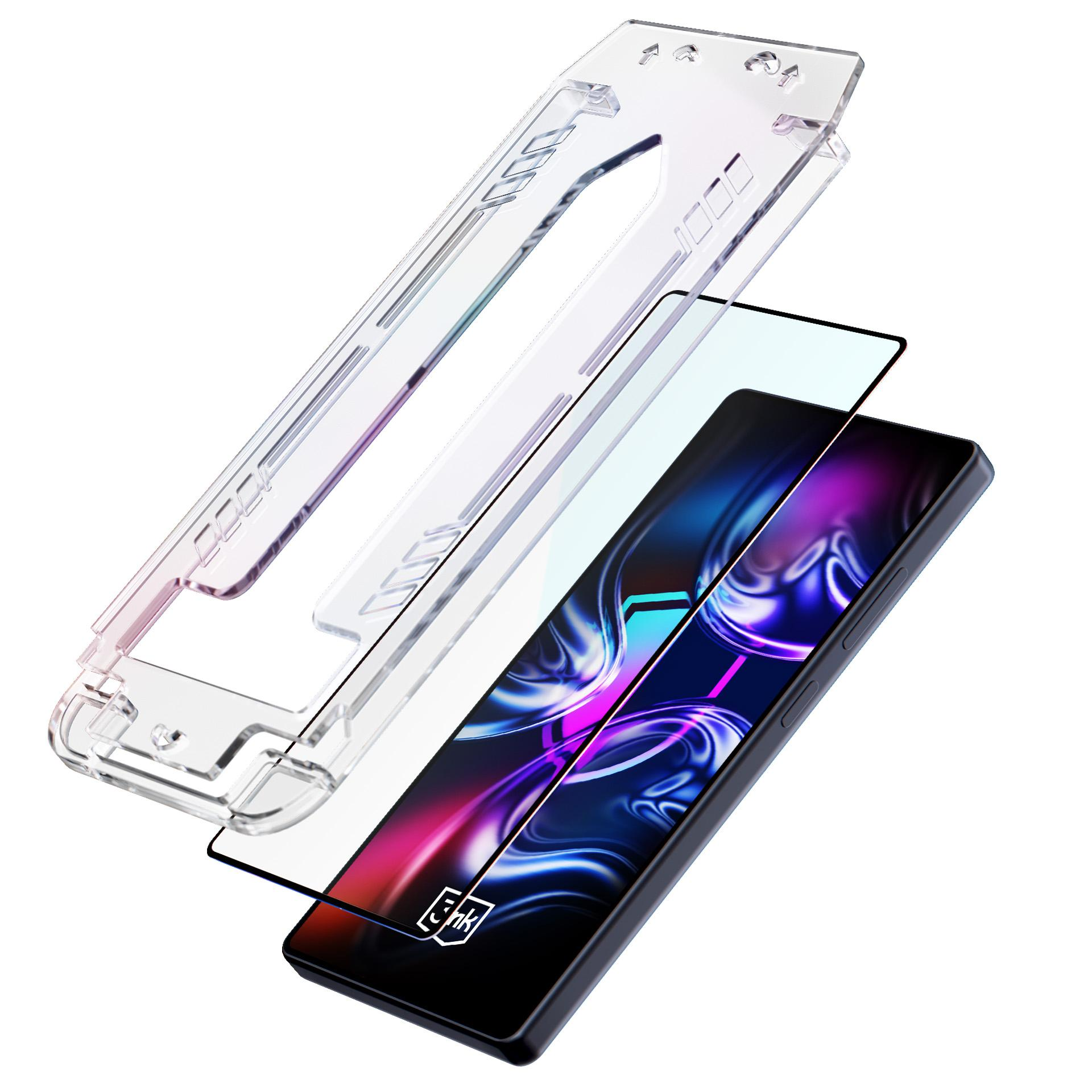 Un telefono con protezione schermo e cover trasparente, tutti separati. Lo schermo mostra arte astratta.