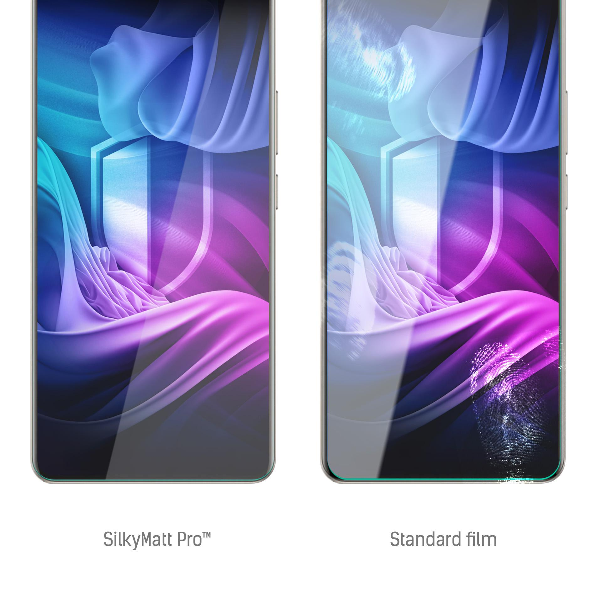 Due telefoni affiancati, uno con SilkyMatt Pro, l'altro con pellicola standard, entrambi con design astratti colorati.