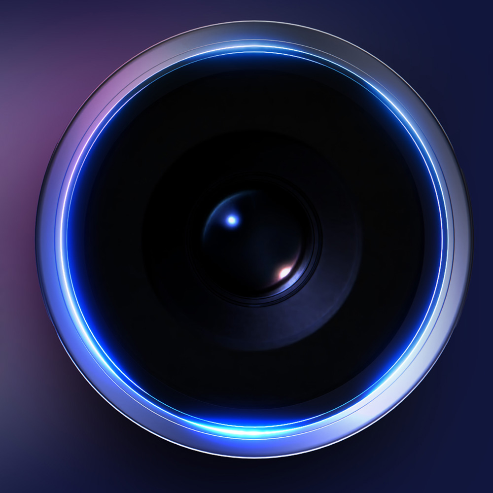 Zbliżenie obiektywu aparatu z niebieskim neonowym pierścieniem. Obiektyw jest czarny, otoczony srebrnym pierścieniem, na ciemnoniebieskim tle.