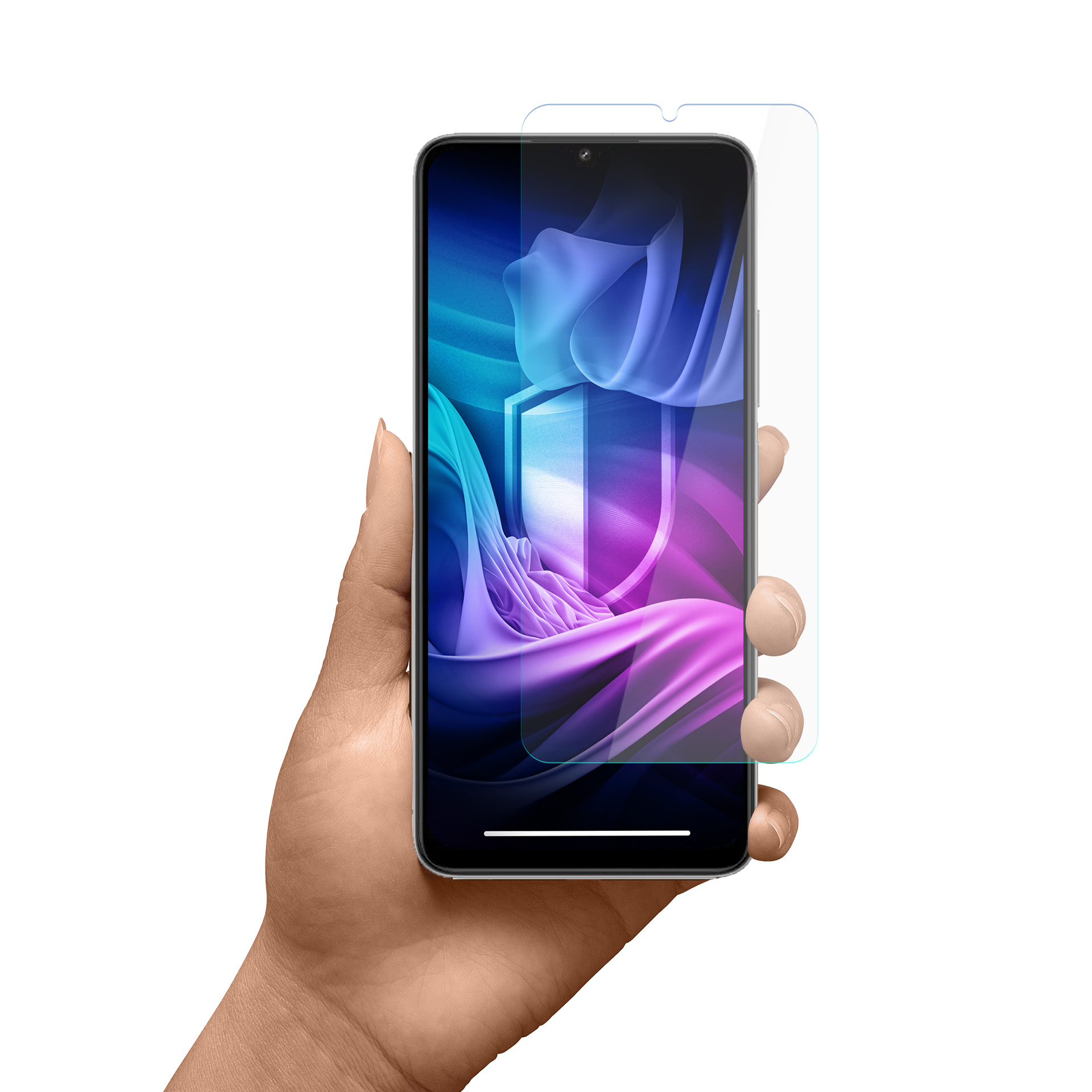 Mano che tiene uno smartphone con una protezione per lo schermo. Il telefono mostra un'immagine astratta colorata. Sfondo bianco.