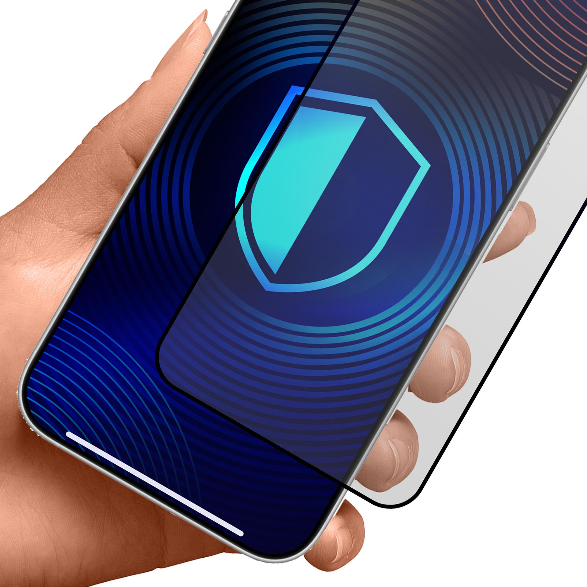 Ręka trzyma telefon z ochraniaczem ekranu. Ekran pokazuje niebieską ikonę tarczy.