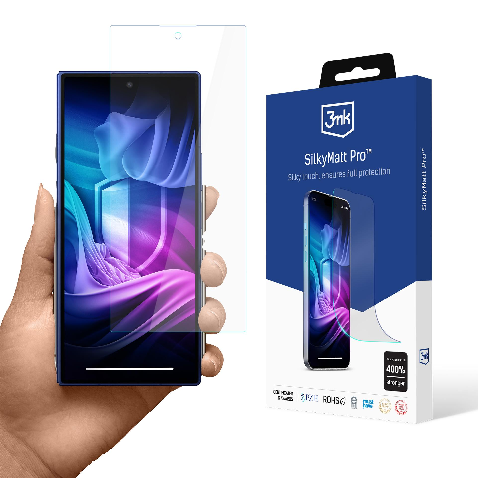 Una mano tiene un telefono con protezione schermo. Una scatola mostra il marchio SilkyMatt Pro per la protezione.