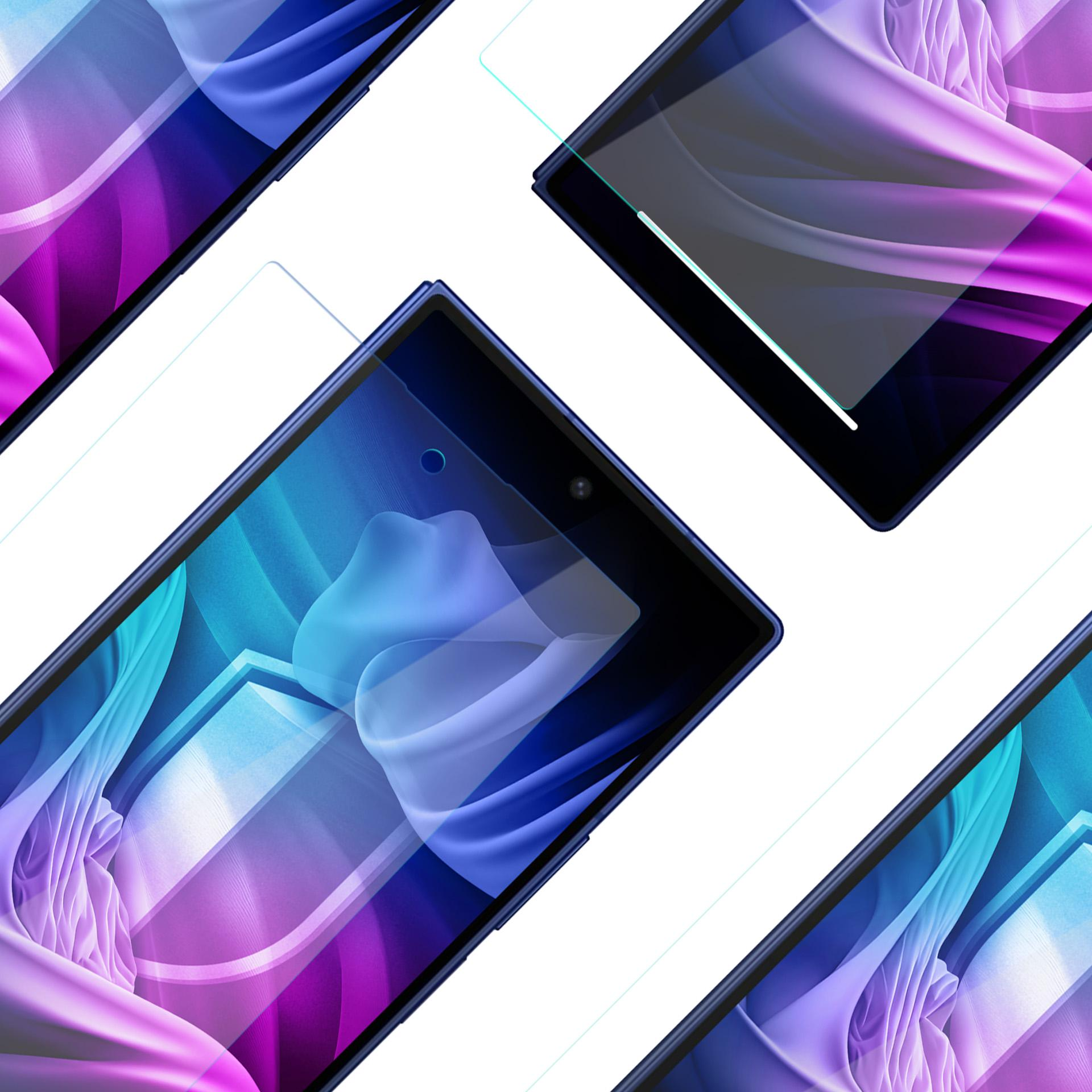 Quattro tablet con protezioni schermo, cornici blu e sfondo astratto viola, blu e bianco su sfondo bianco.
