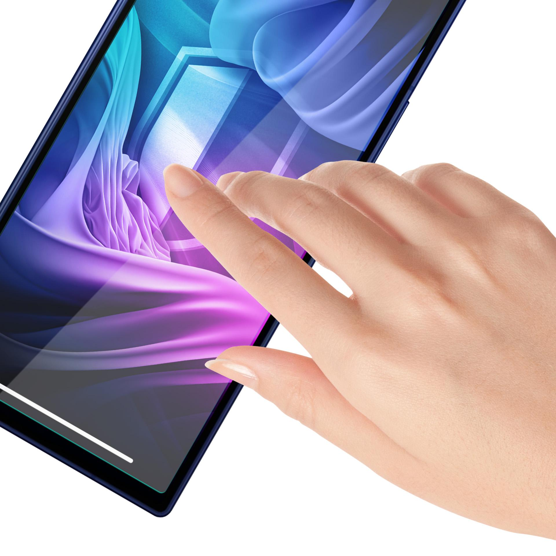 Una mano tocca lo schermo di uno smartphone. Lo schermo mostra un design astratto viola e blu. Il telefono ha una cornice blu scuro.