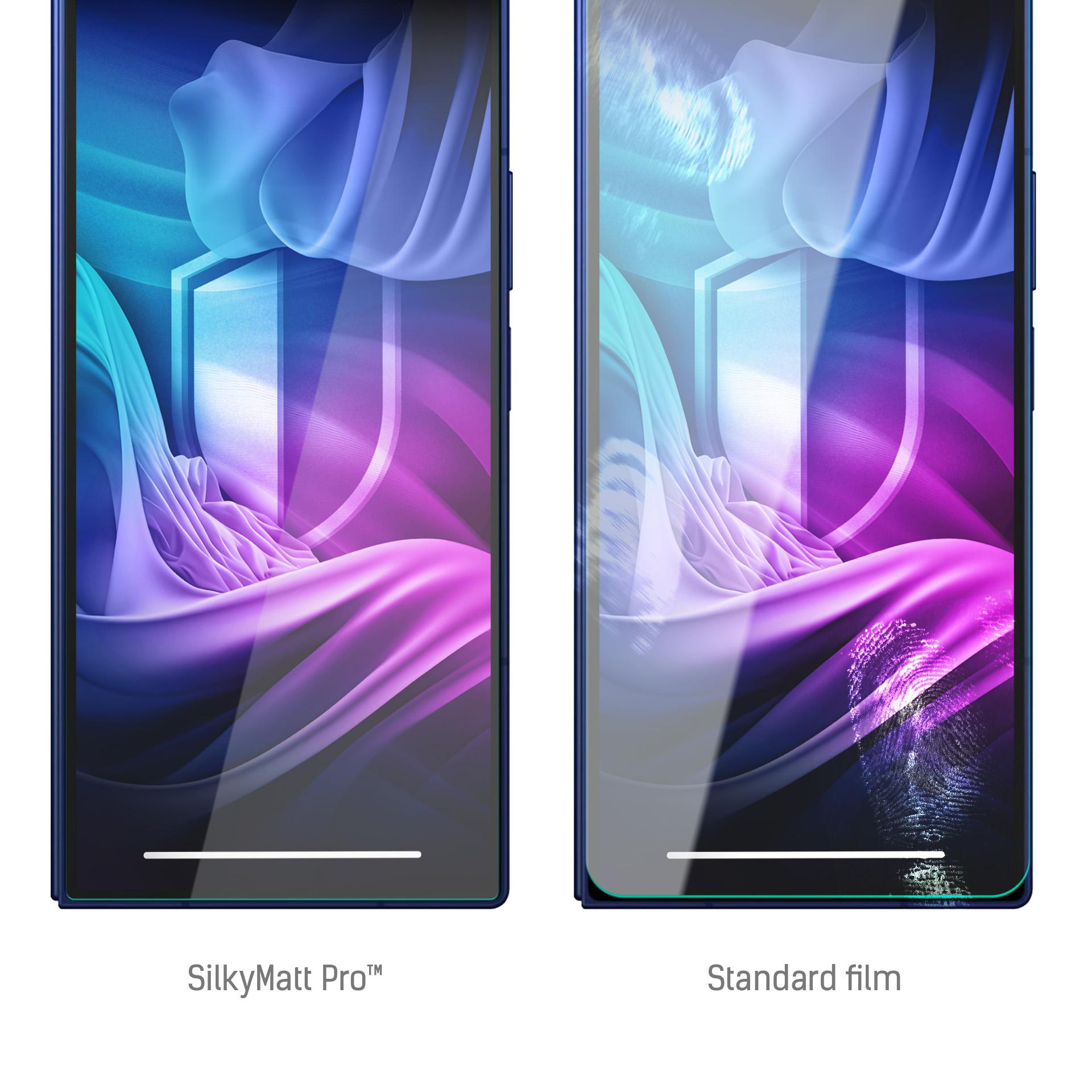 Due telefoni affiancati, SilkyMatt Pro e pellicola standard. Entrambi mostrano un design astratto colorato. Impronta digitale a destra.