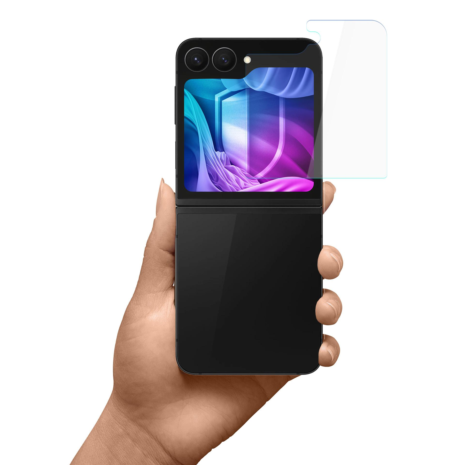 Mano che tiene un telefono pieghevole nero con protezione per lo schermo. Lo schermo mostra uno scudo digitale.