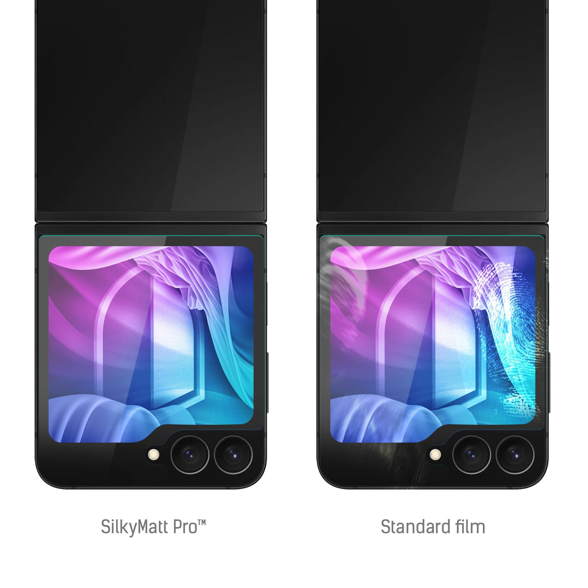 Due telefoni pieghevoli neri affiancati. Uno con l'etichetta SilkyMatt Pro, l'altro con pellicola standard. Entrambi aperti, che mostrano schermi.