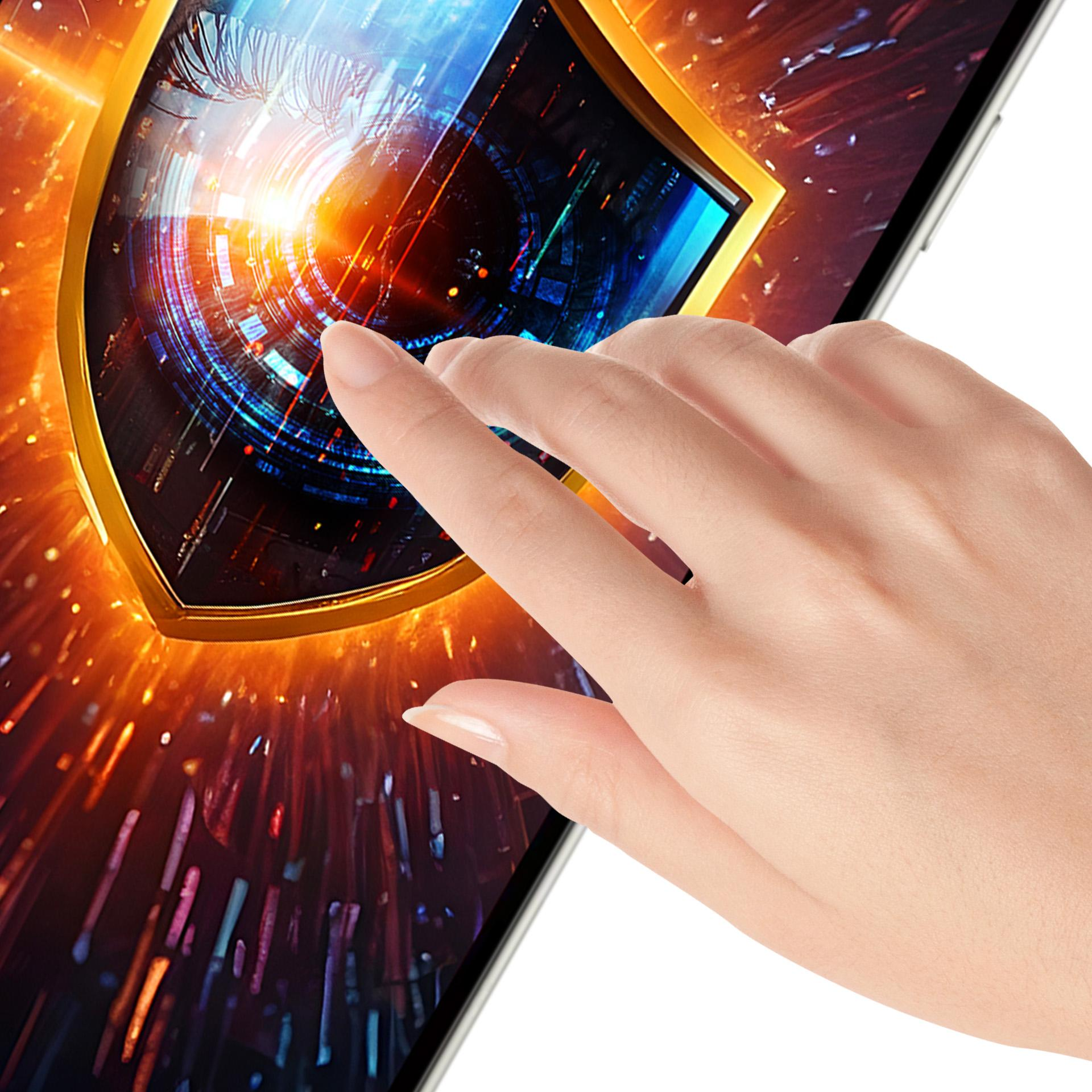 Una mano tocca uno schermo con un occhio digitale all'interno di una cornice dorata. Lo sfondo ha un bagliore arancione e blu.