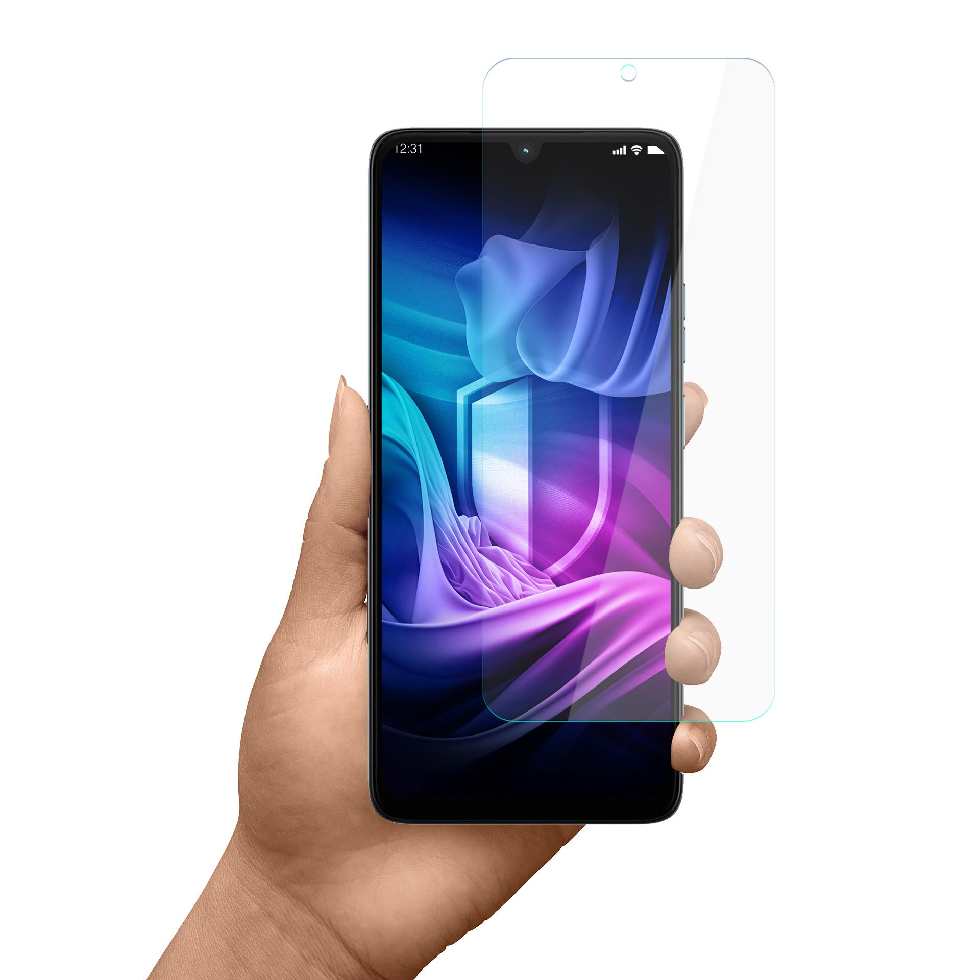 Dłoń trzymająca smartfon z ochraniaczem ekranu. Telefon wyświetla niebiesko-fioletowy obraz abstrakcyjny.