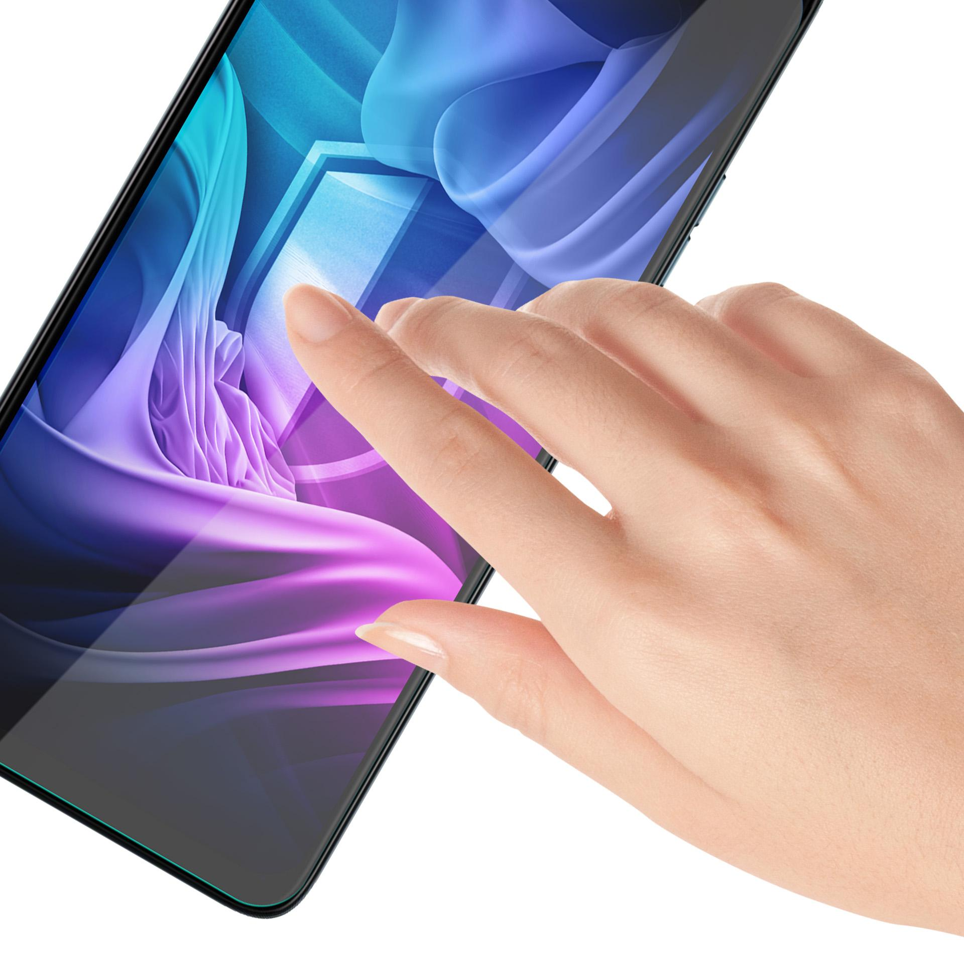 Dłoń dotyka ekranu telefonu z abstrakcyjnym niebiesko-fioletowym wzorem na białym tle.