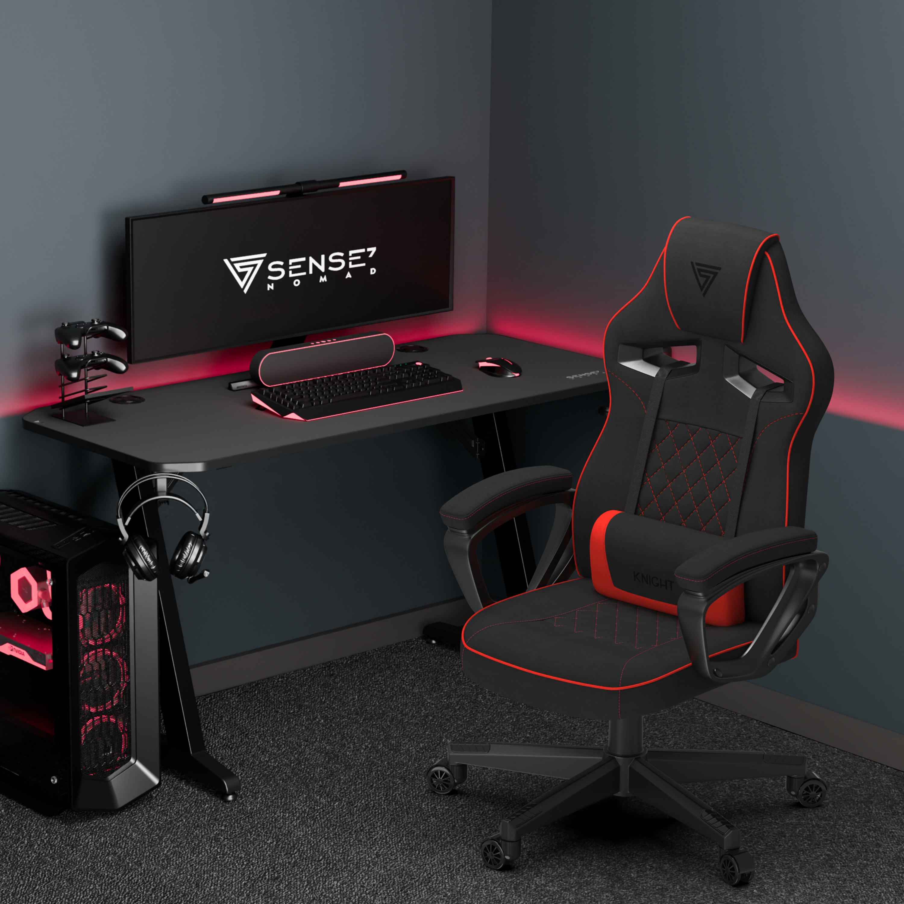 Configuration de jeu avec bureau, chaise et PC noirs. Accents rouges sur les lumières et la chaise. Moniteur et accessoires présents.