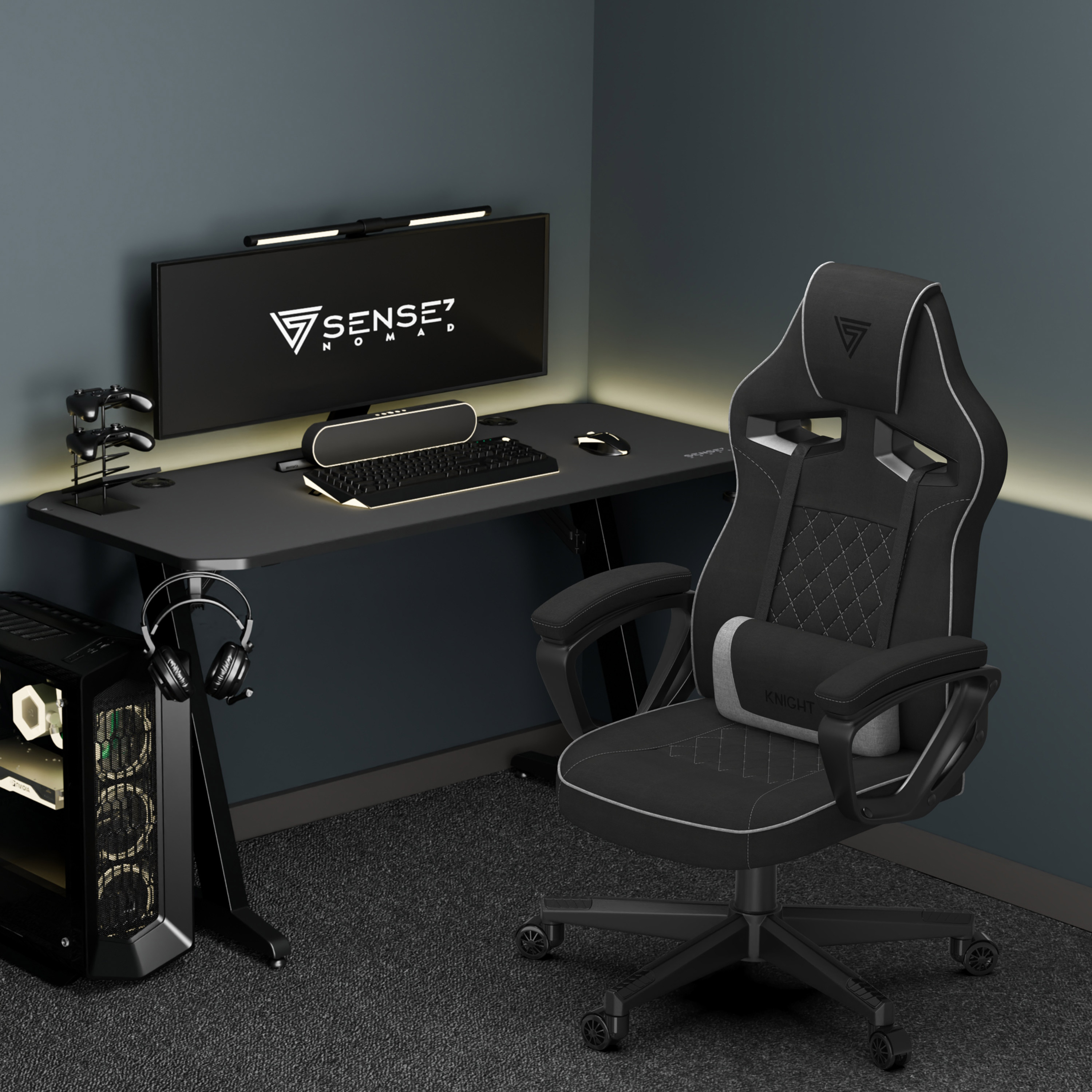 Une configuration de jeu avec un bureau noir, une chaise, un PC et un moniteur avec le logo Sense7. Inclut un clavier, une souris et un casque.